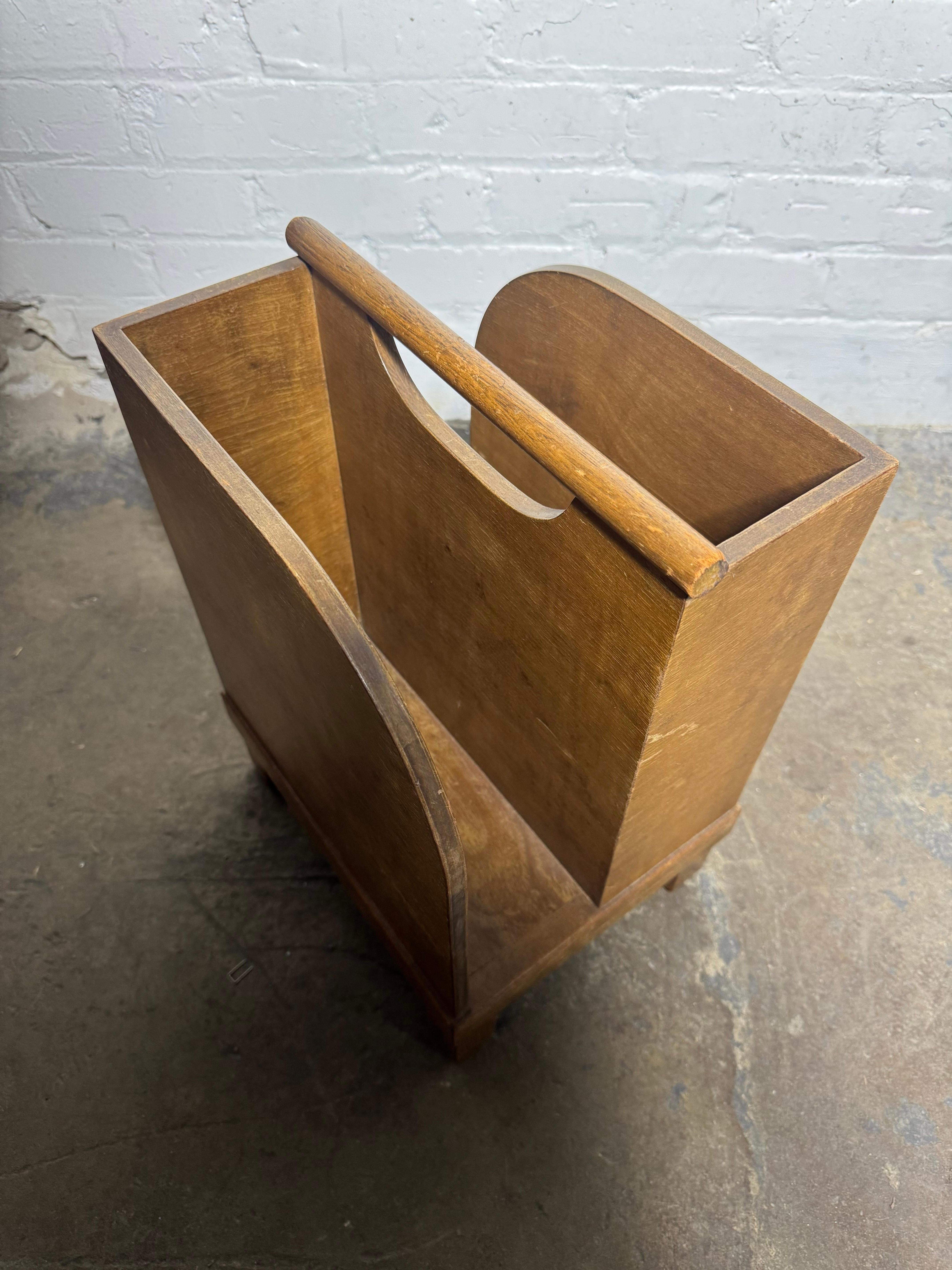 Insolite porte-revues moderniste / Bauhaus, Art déco des années 1920 -30, superbe design, conserve sa finition / patine d'origine.