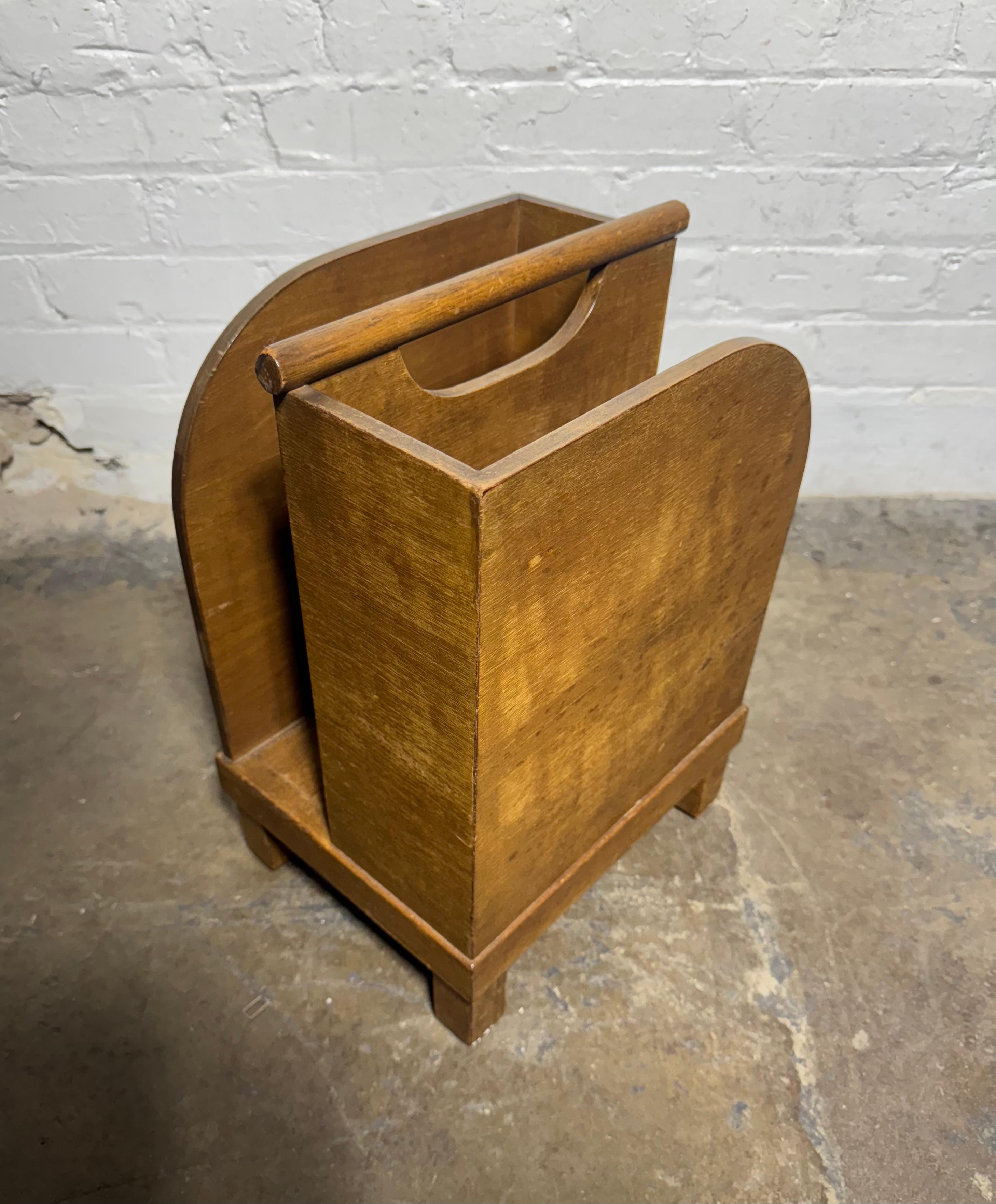 Noyer Insolite porte-revues moderniste / Bauhaus, 1920 -30s Art déco en vente