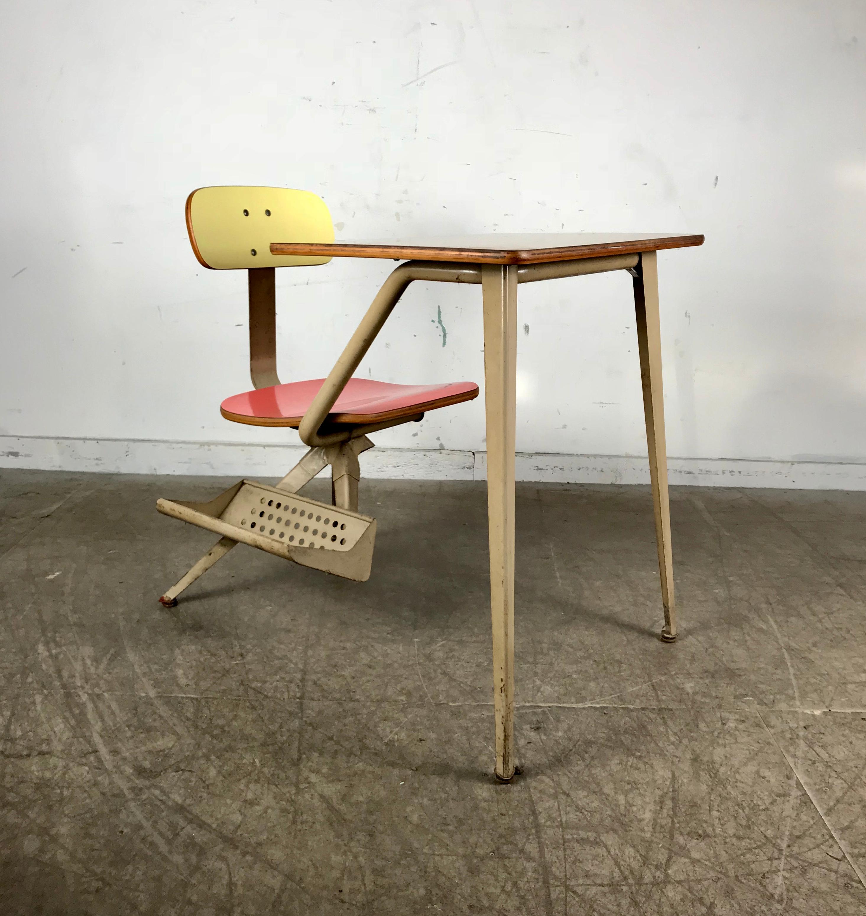 Insolite bureau d'enfant moderniste attribué à Friso Kramer, design étonnant rappelant les créations françaises de Jean Prouve, a conservé sa finition et sa patine d'origine.