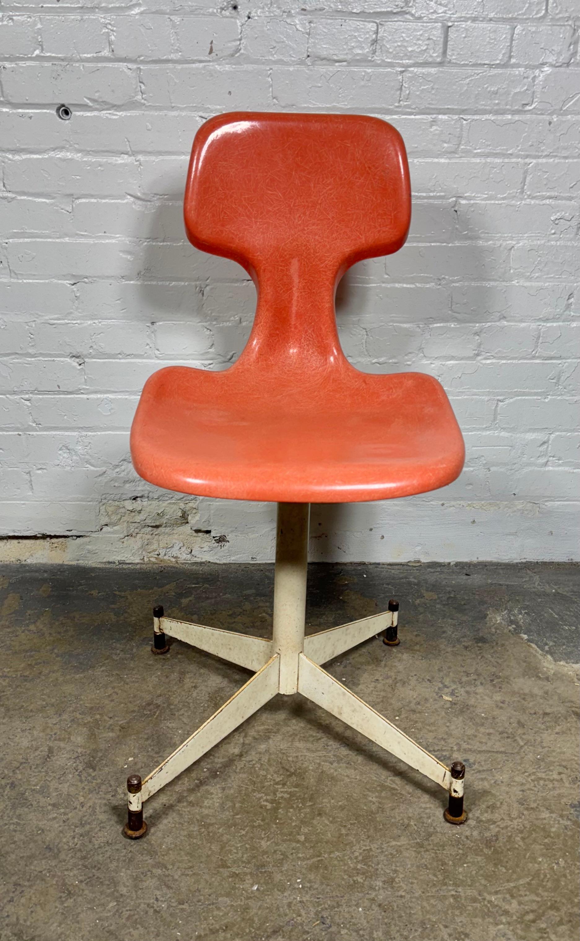 Ungewöhnliche Modernist Molded Fiberglas Seite / Schreibtisch Stuhl. Großartiges Design,  Wunderbare Farbe. Früh freiliegende Fasern.
