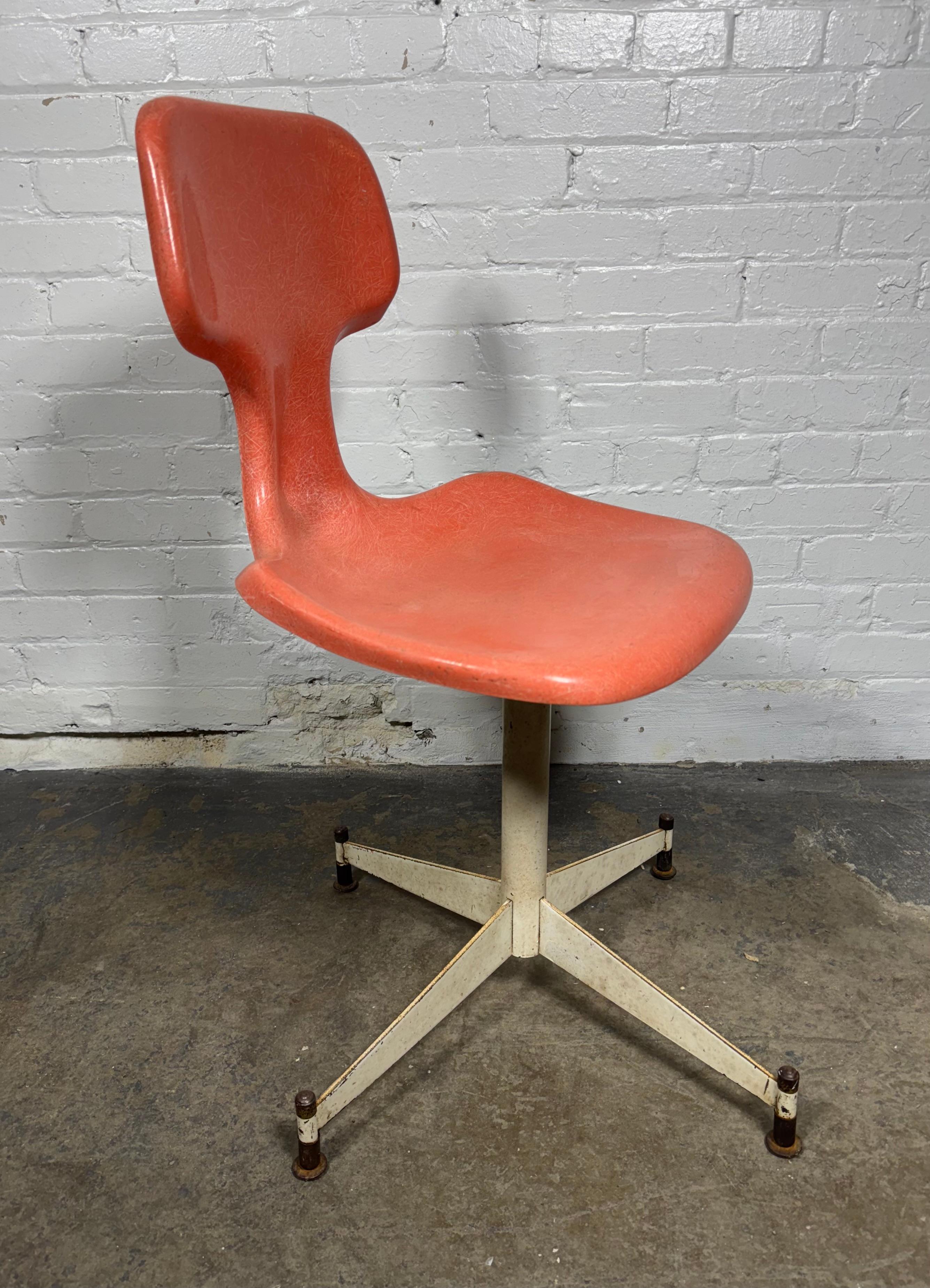 Ungewöhnliche Modernist geformt Fiberglas Seite / Schreibtisch Stuhl (amerikanisch) im Angebot