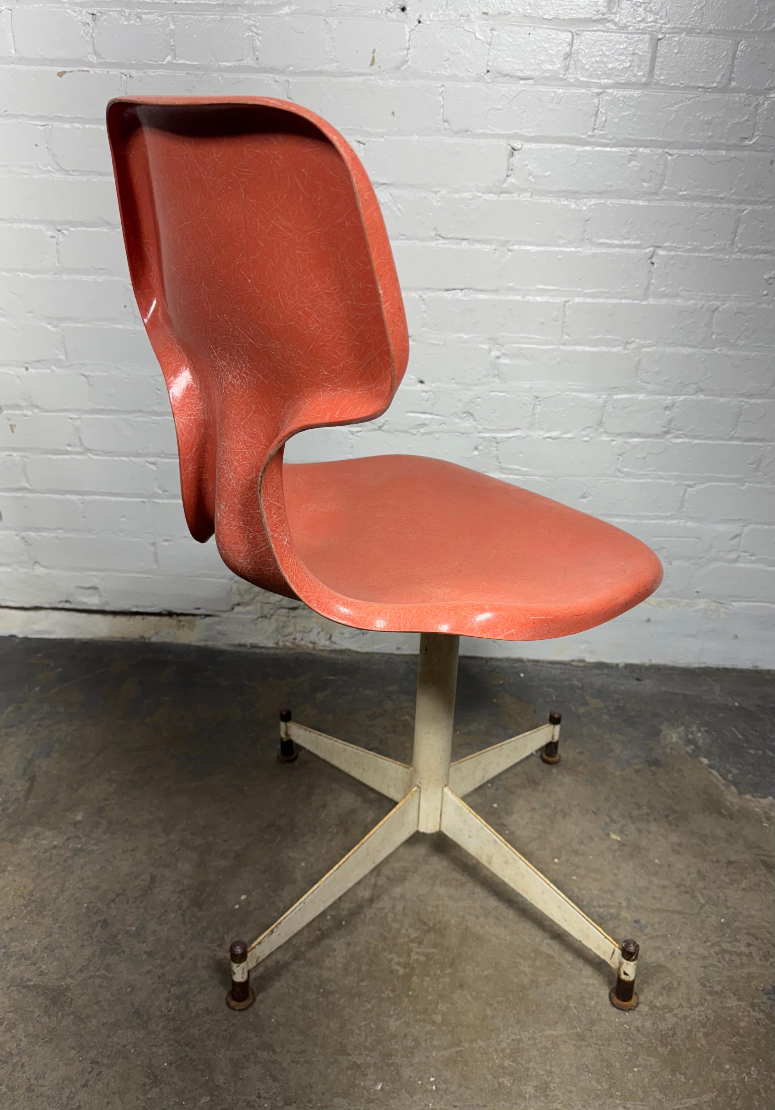 Ungewöhnliche Modernist geformt Fiberglas Seite / Schreibtisch Stuhl im Zustand „Gut“ im Angebot in Buffalo, NY