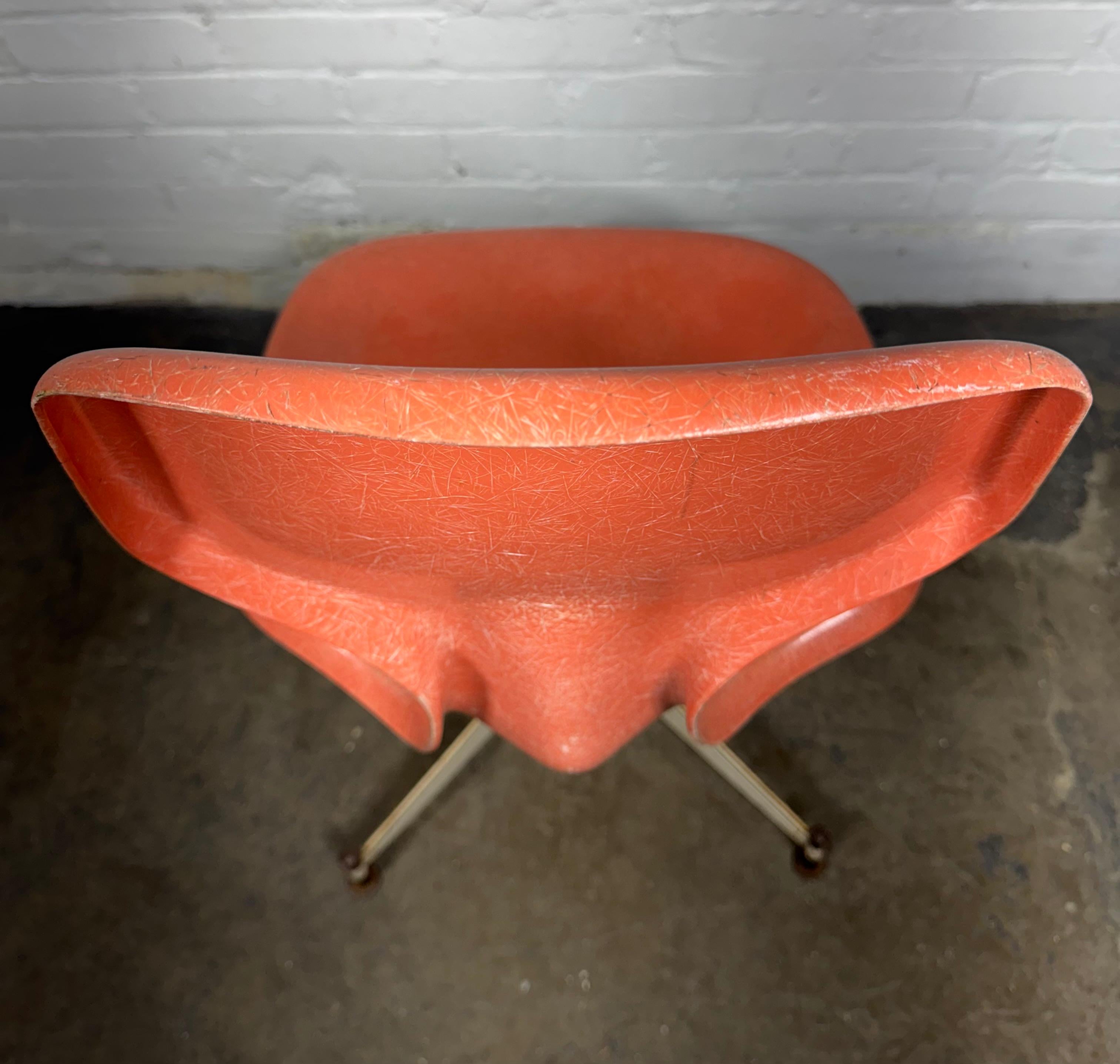 Ungewöhnliche Modernist geformt Fiberglas Seite / Schreibtisch Stuhl (Mitte des 20. Jahrhunderts) im Angebot