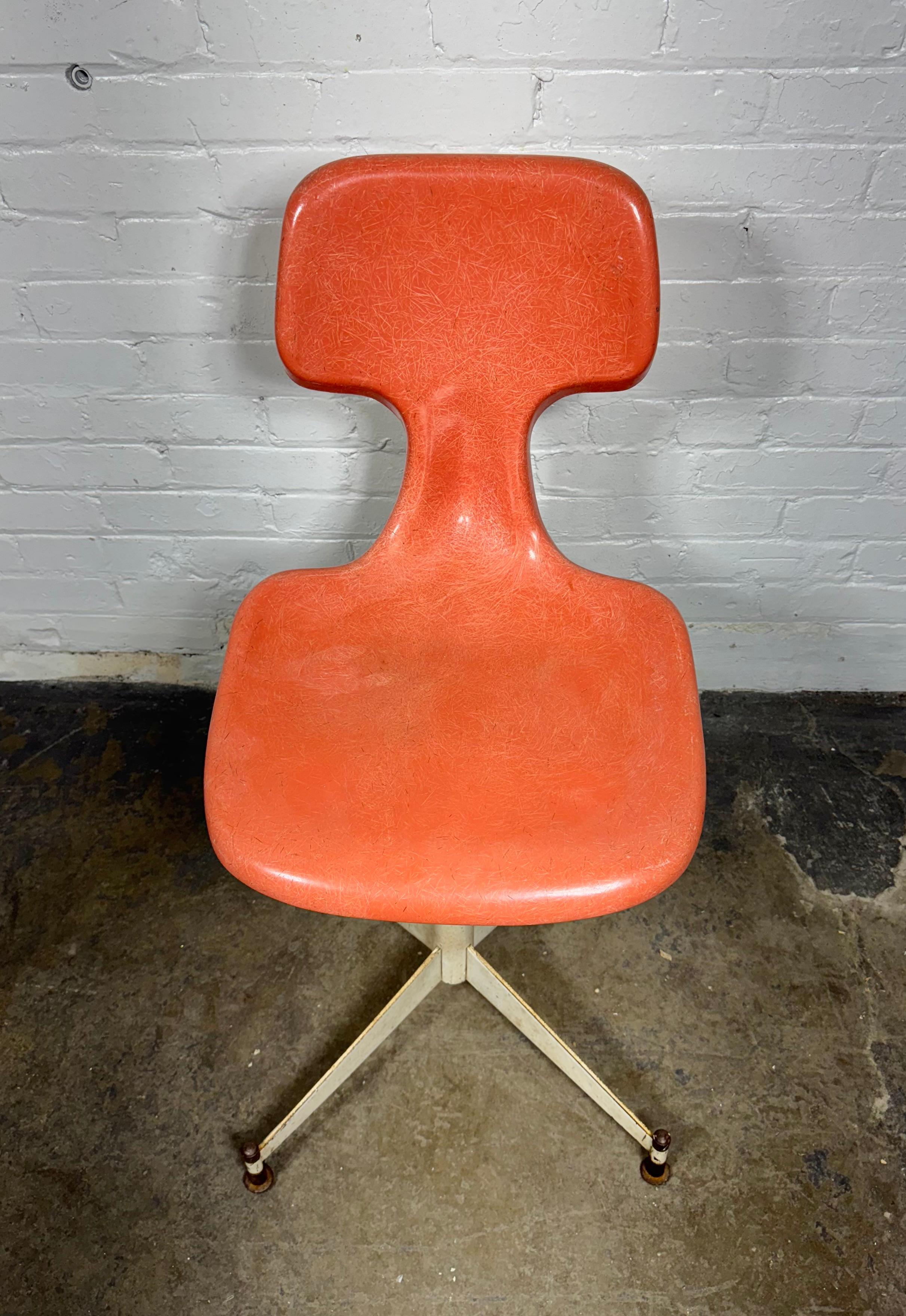 Ungewöhnliche Modernist geformt Fiberglas Seite / Schreibtisch Stuhl im Angebot 1