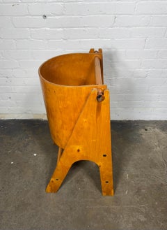 Ungewöhnlicher modernistischer Sperrholz-Kinderstuhl / Skulptur aus Sperrholz ... Ungewöhnliches Design