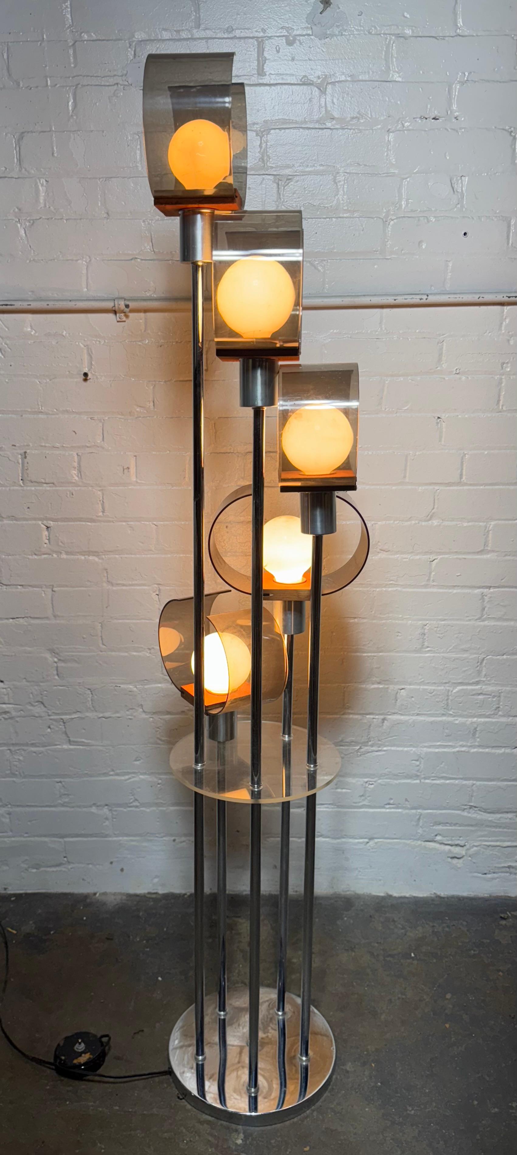 Lampadaire inhabituel et moderniste Space AGE, acrylique / chrome, accents en teck. en vente 3