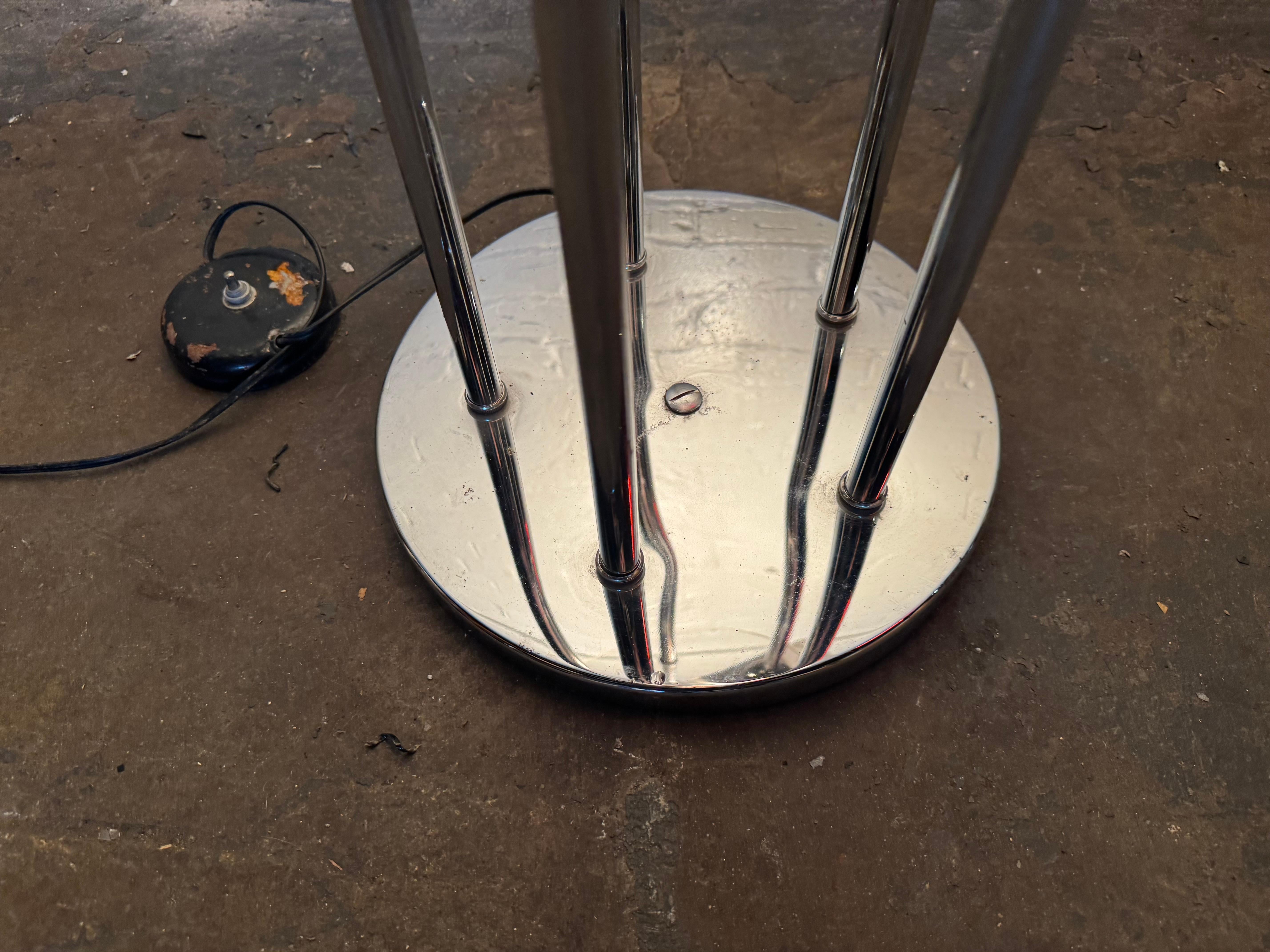 Lampadaire inhabituel et moderniste Space AGE, acrylique / chrome, accents en teck. en vente 4