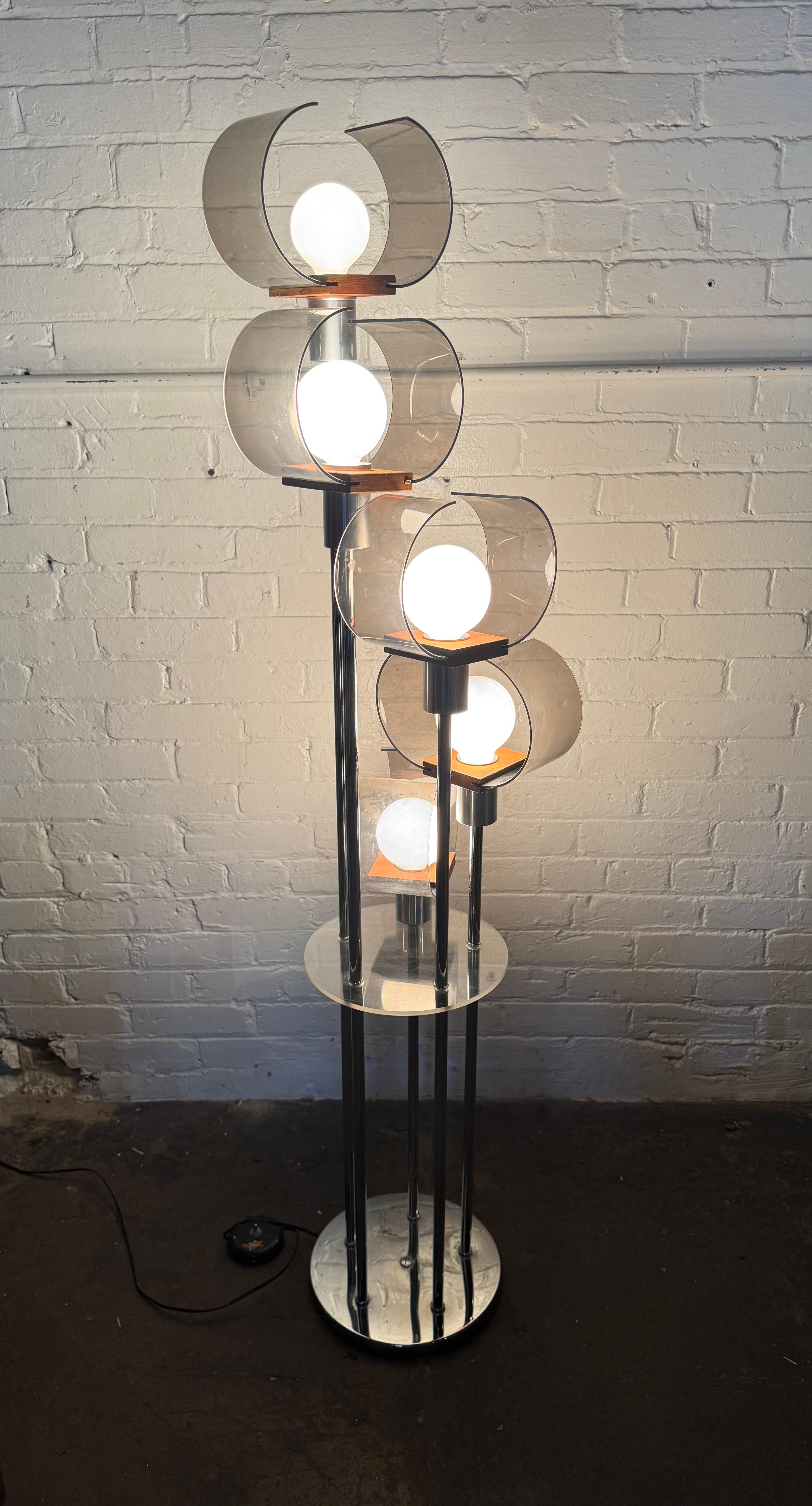 Américain Lampadaire inhabituel et moderniste Space AGE, acrylique / chrome, accents en teck. en vente