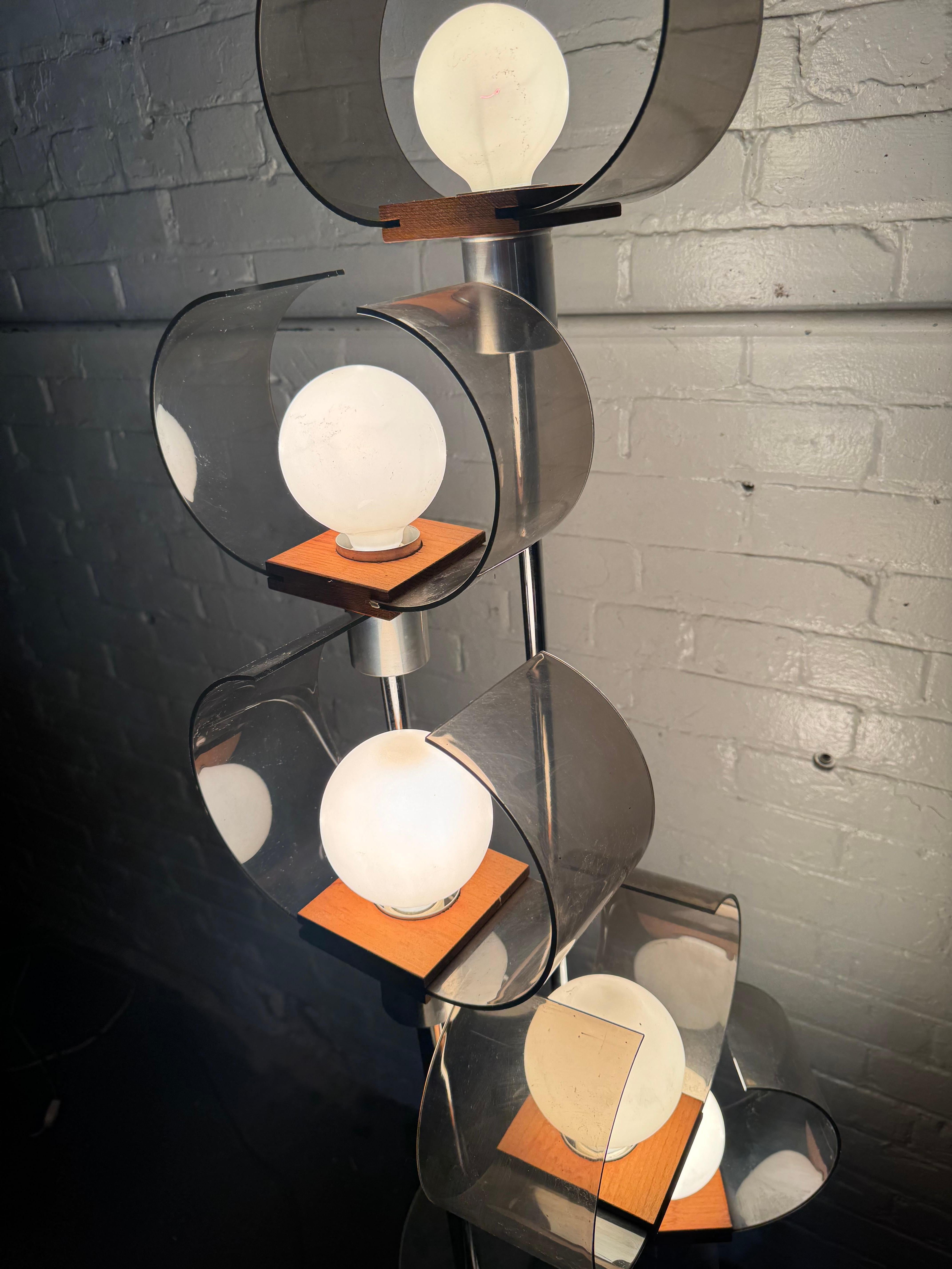 Lampadaire inhabituel et moderniste Space AGE, acrylique / chrome, accents en teck. Bon état - En vente à Buffalo, NY