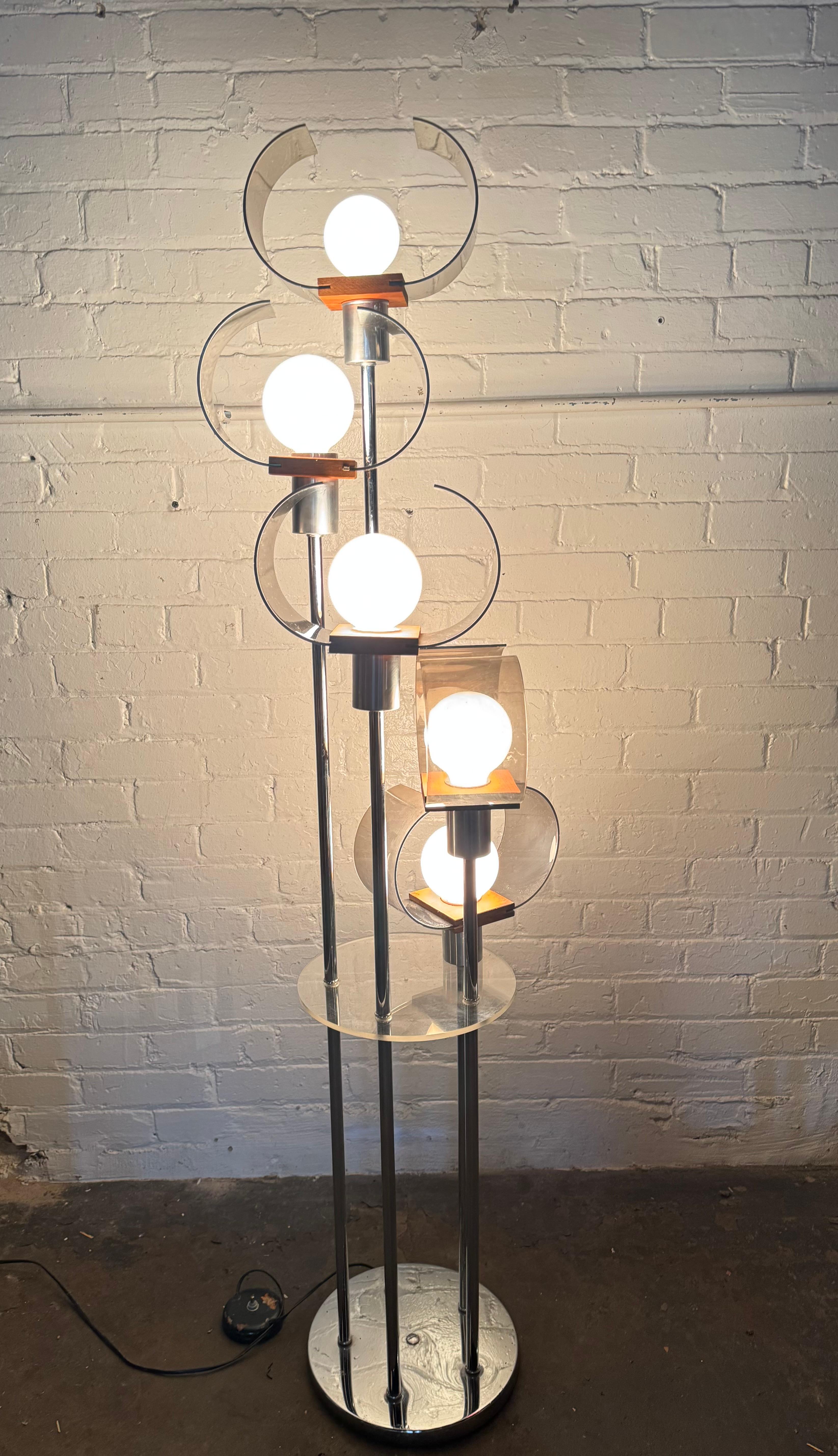 Milieu du XXe siècle Lampadaire inhabituel et moderniste Space AGE, acrylique / chrome, accents en teck. en vente
