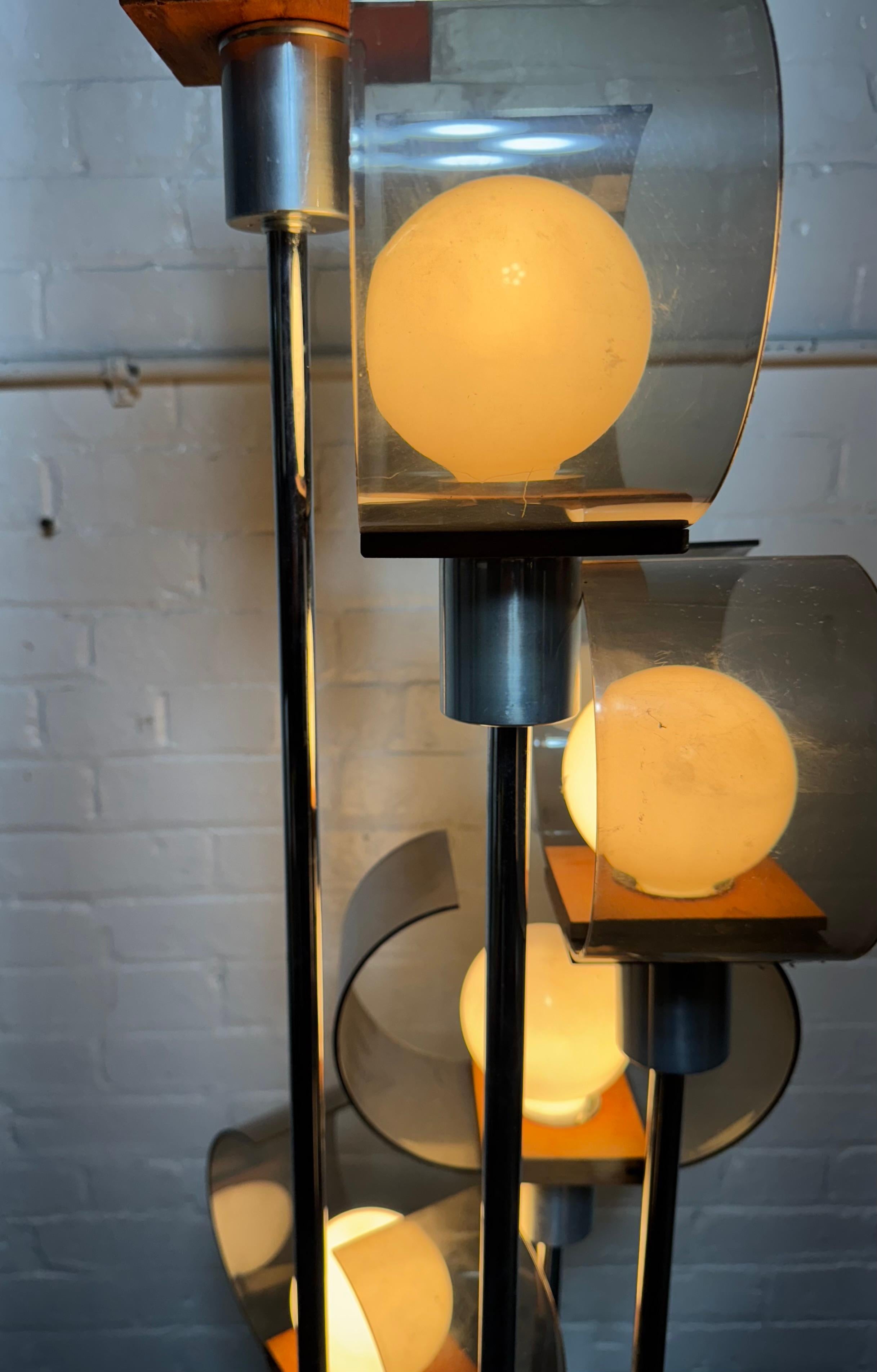 Aluminium Lampadaire inhabituel et moderniste Space AGE, acrylique / chrome, accents en teck. en vente