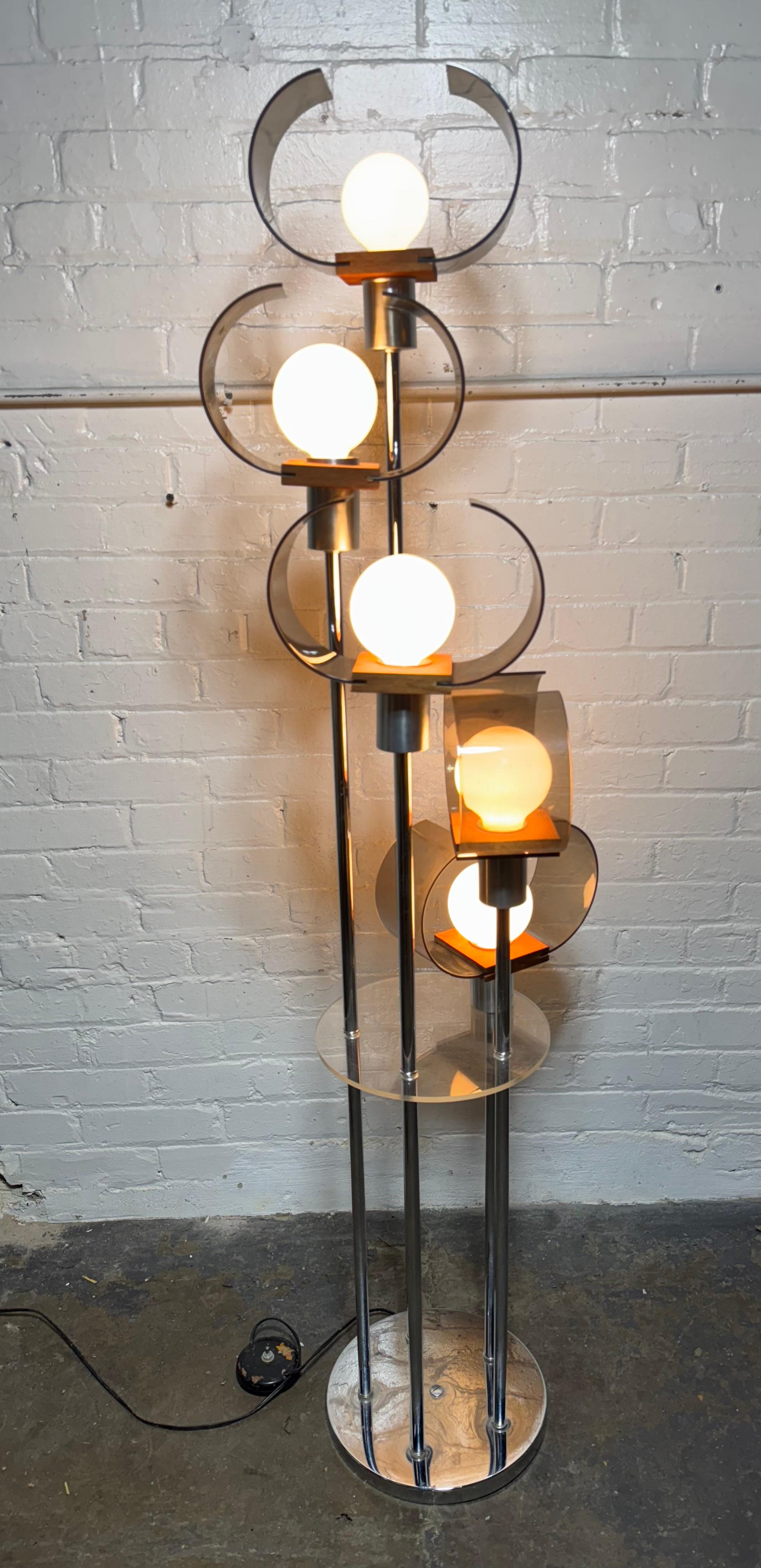 Lampadaire inhabituel et moderniste Space AGE, acrylique / chrome, accents en teck. en vente 1