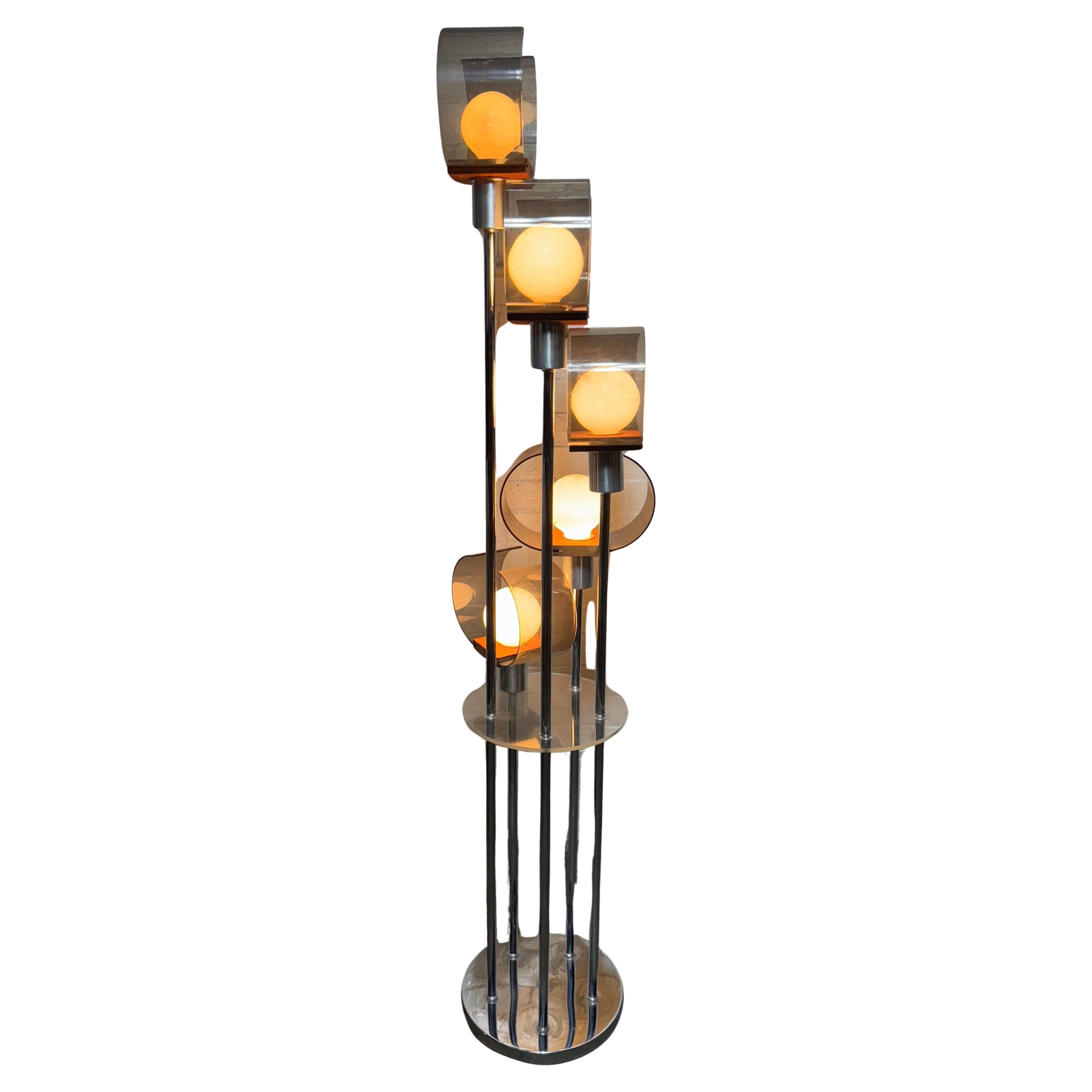 Lampadaire inhabituel et moderniste Space AGE, acrylique / chrome, accents en teck. en vente