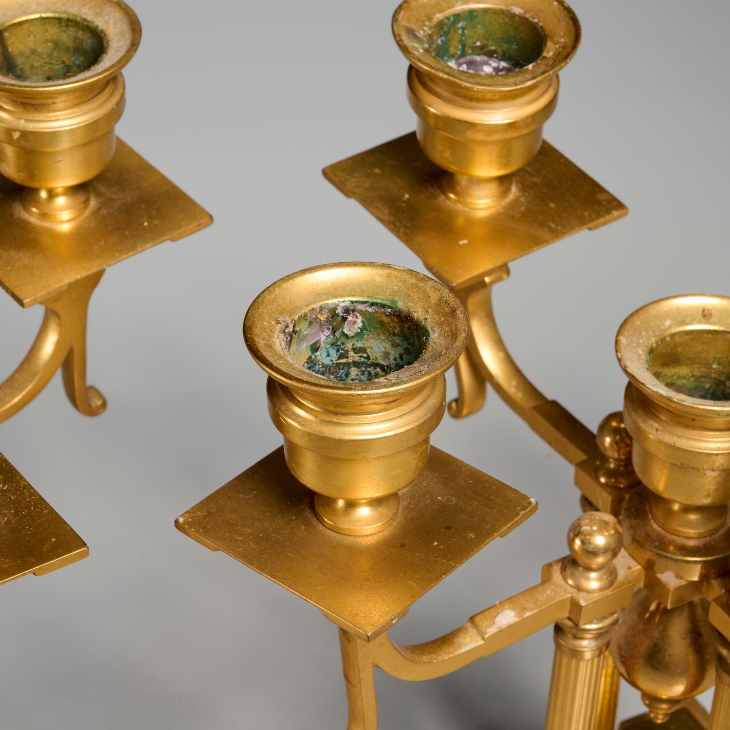 Francese Insoliti candelabri a cinque tazze in bronzo dorato e champlevé Napoleone III - Una coppia in vendita