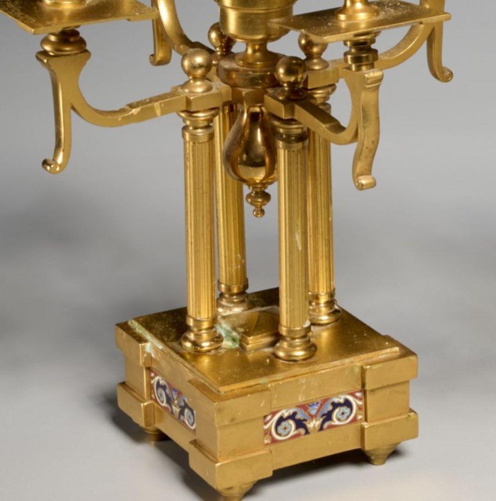 Dorato Insoliti candelabri a cinque tazze in bronzo dorato e champlevé Napoleone III - Una coppia in vendita
