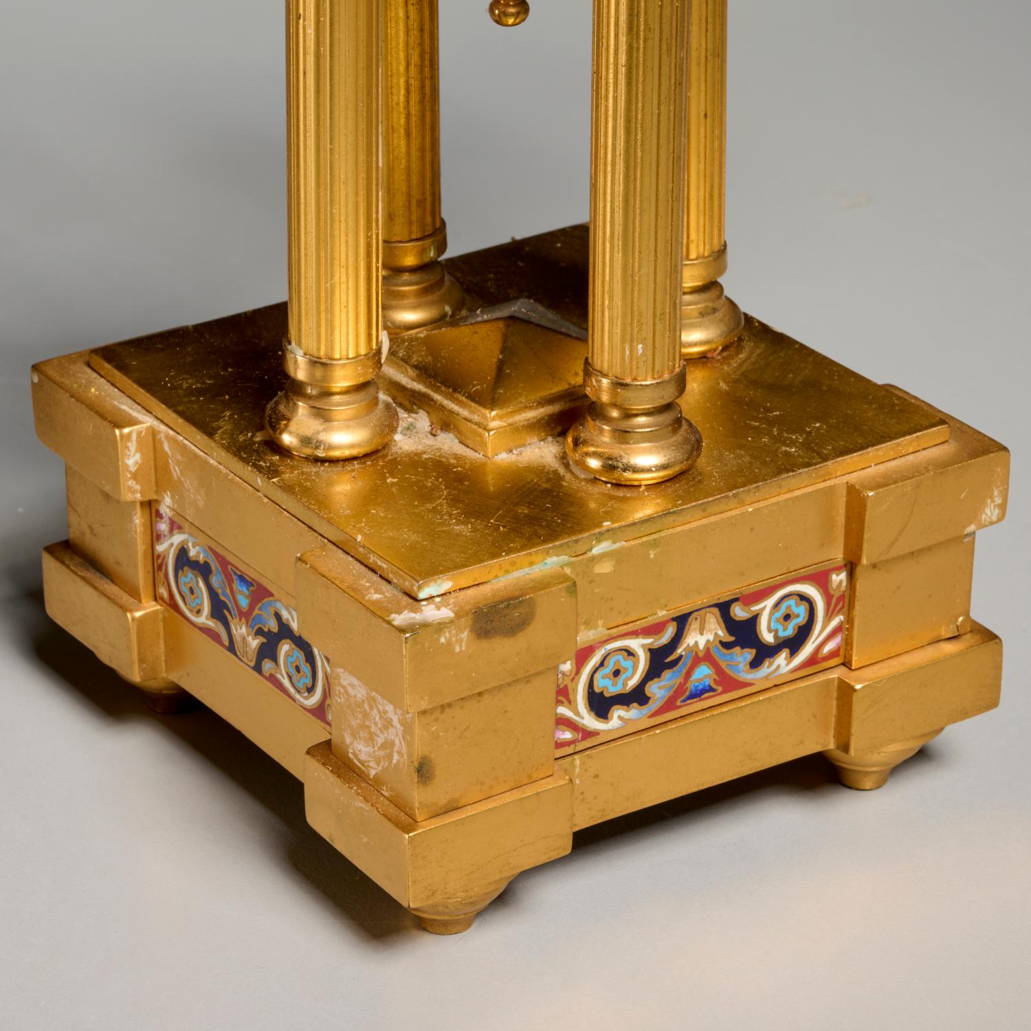Metà XIX secolo Insoliti candelabri a cinque tazze in bronzo dorato e champlevé Napoleone III - Una coppia in vendita