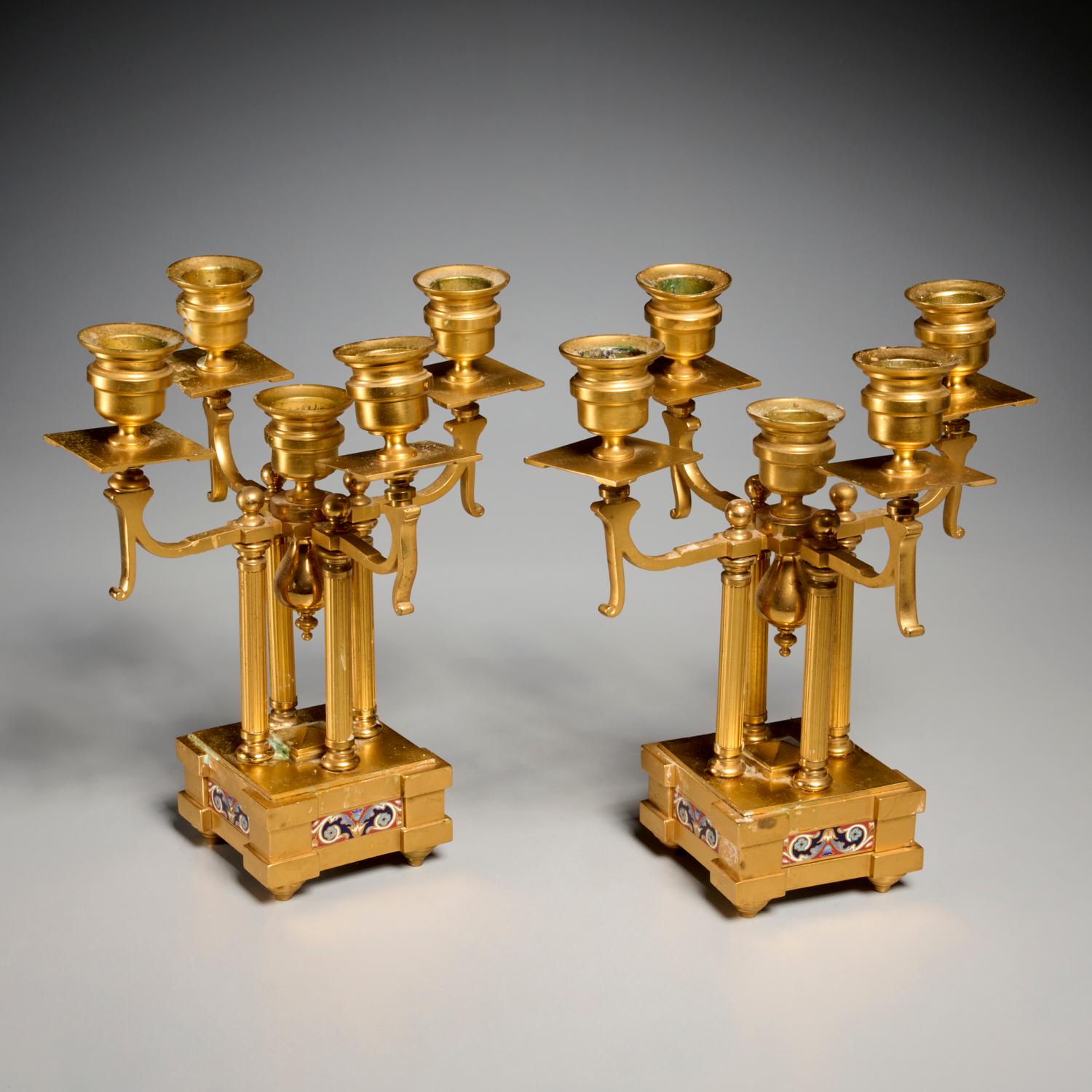 Insoliti candelabri a cinque tazze in bronzo dorato e champlevé Napoleone III - Una coppia in vendita 2