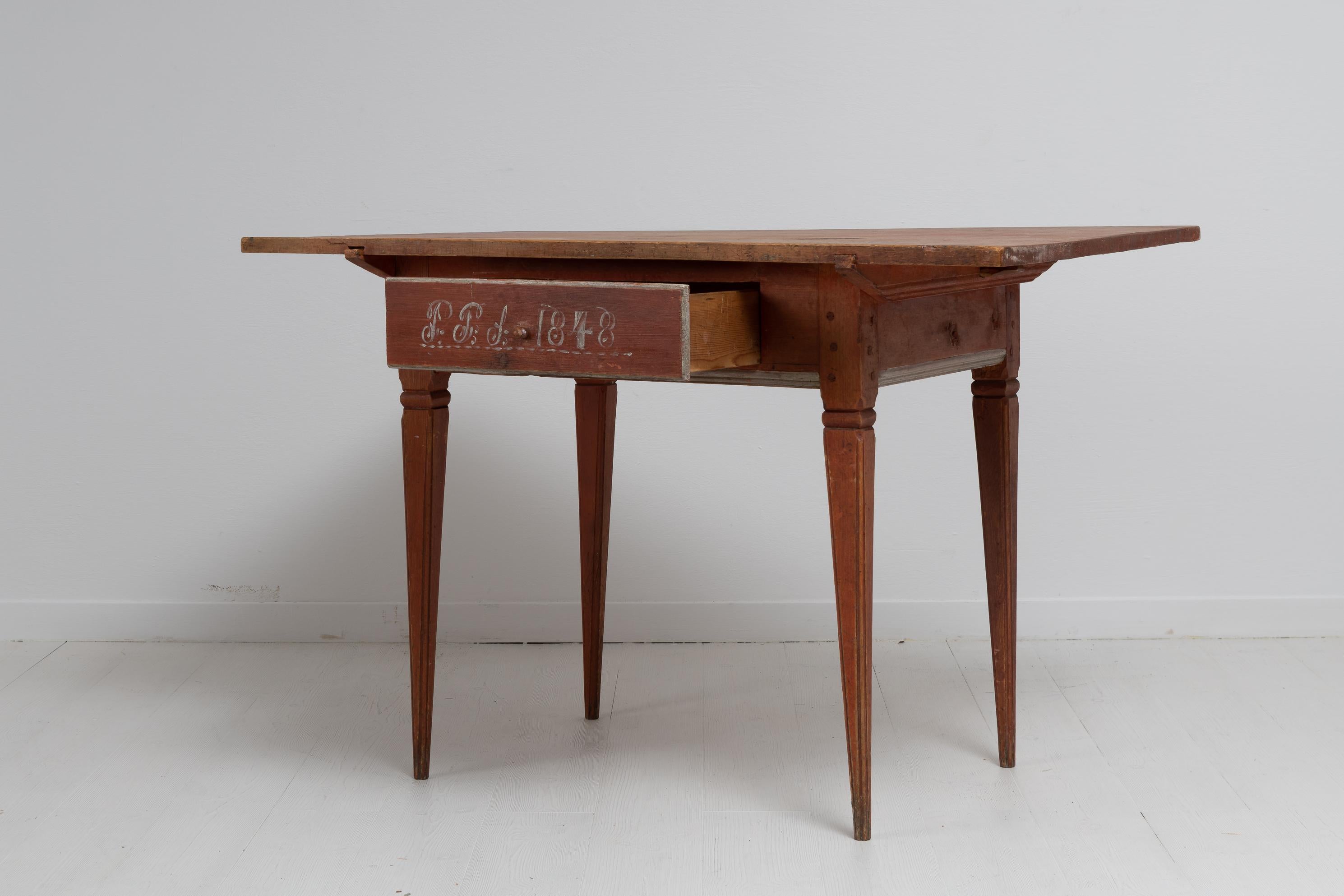 Unusual Northern Swedish Gustavian Country Pine Table In Good Condition For Sale In Kramfors, SE