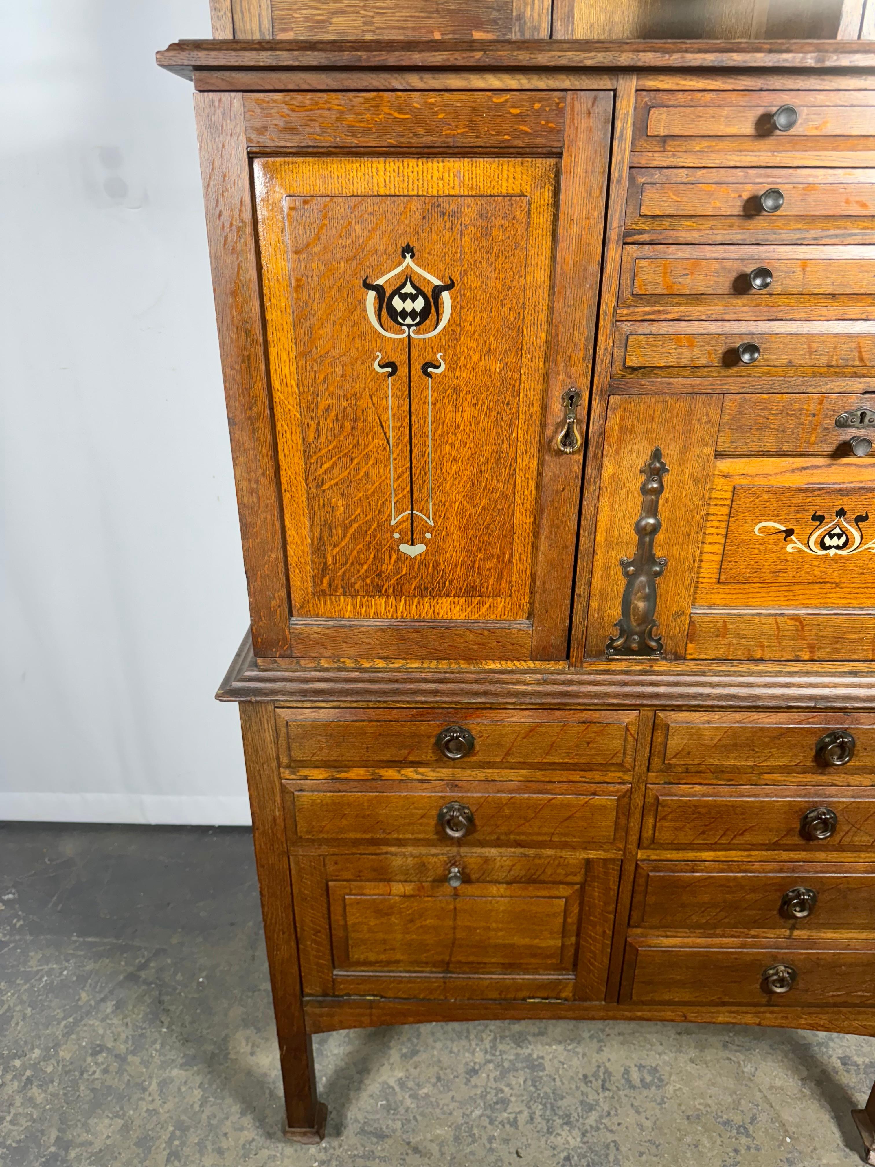 Il più insolito  Cabinet / Apothecary di Premier Cabinet Co. ....Quarant'anni di attività nel settore dell'antiquariato, non ne ho mai visto uno così, con un design, uno stile e una qualità incredibili, in ottime condizioni originali. (in alto a