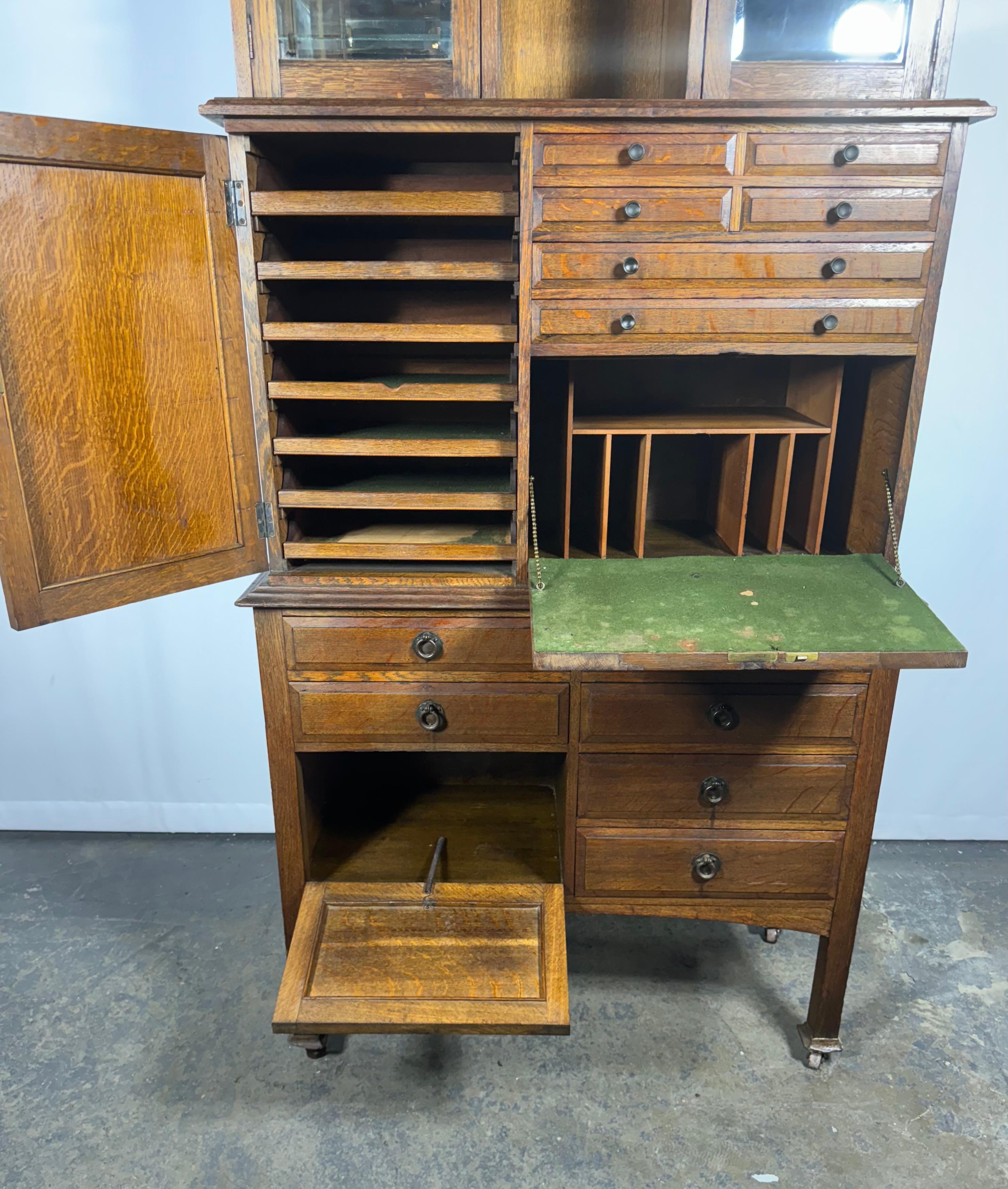 Americano Insolito  Armadietto dentale a più cassetti in Oak Art Nouveau  da Premier Cabinet Co. in vendita