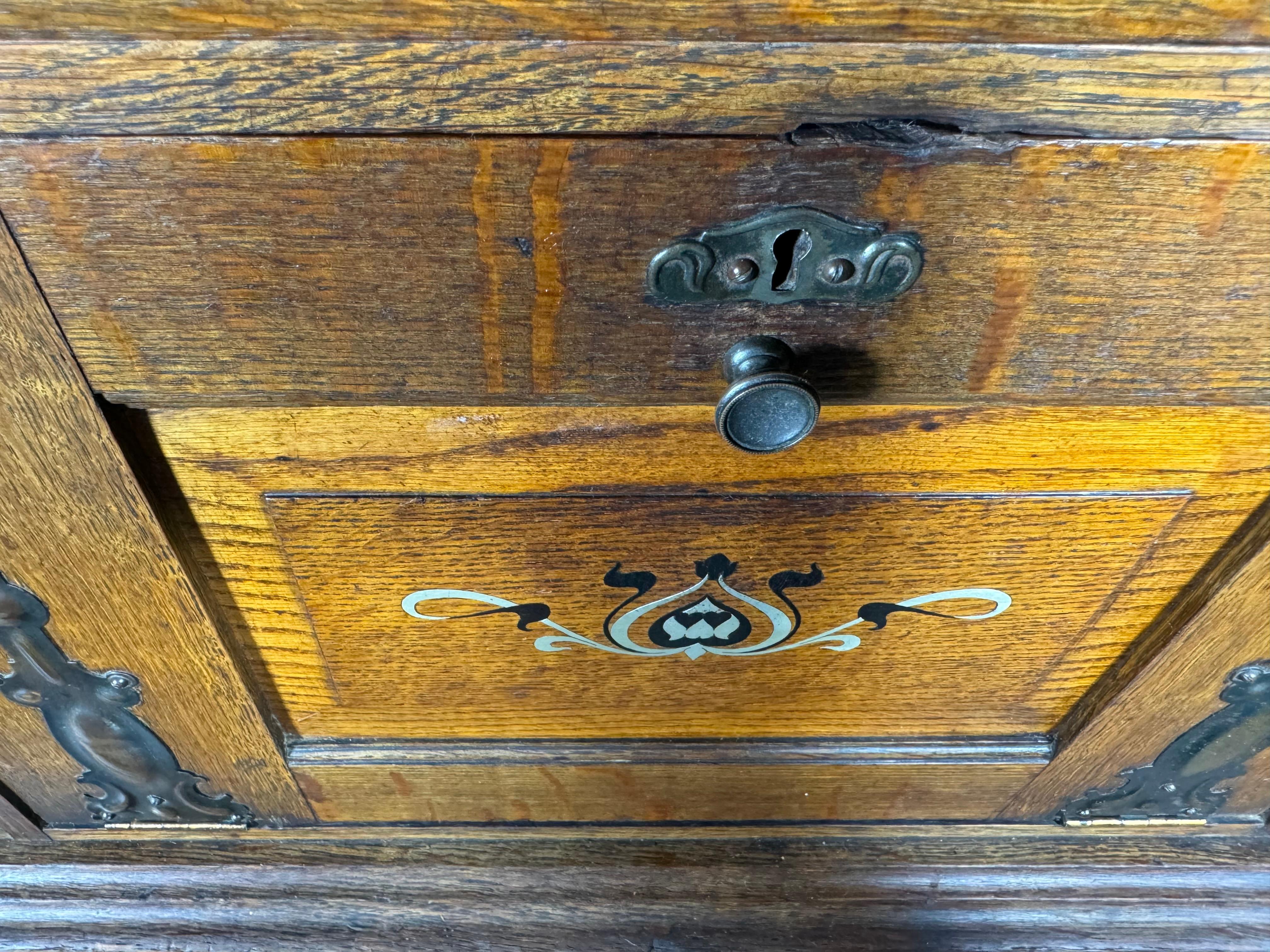 Insolito  Armadietto dentale a più cassetti in Oak Art Nouveau  da Premier Cabinet Co. In condizioni buone in vendita a Buffalo, NY