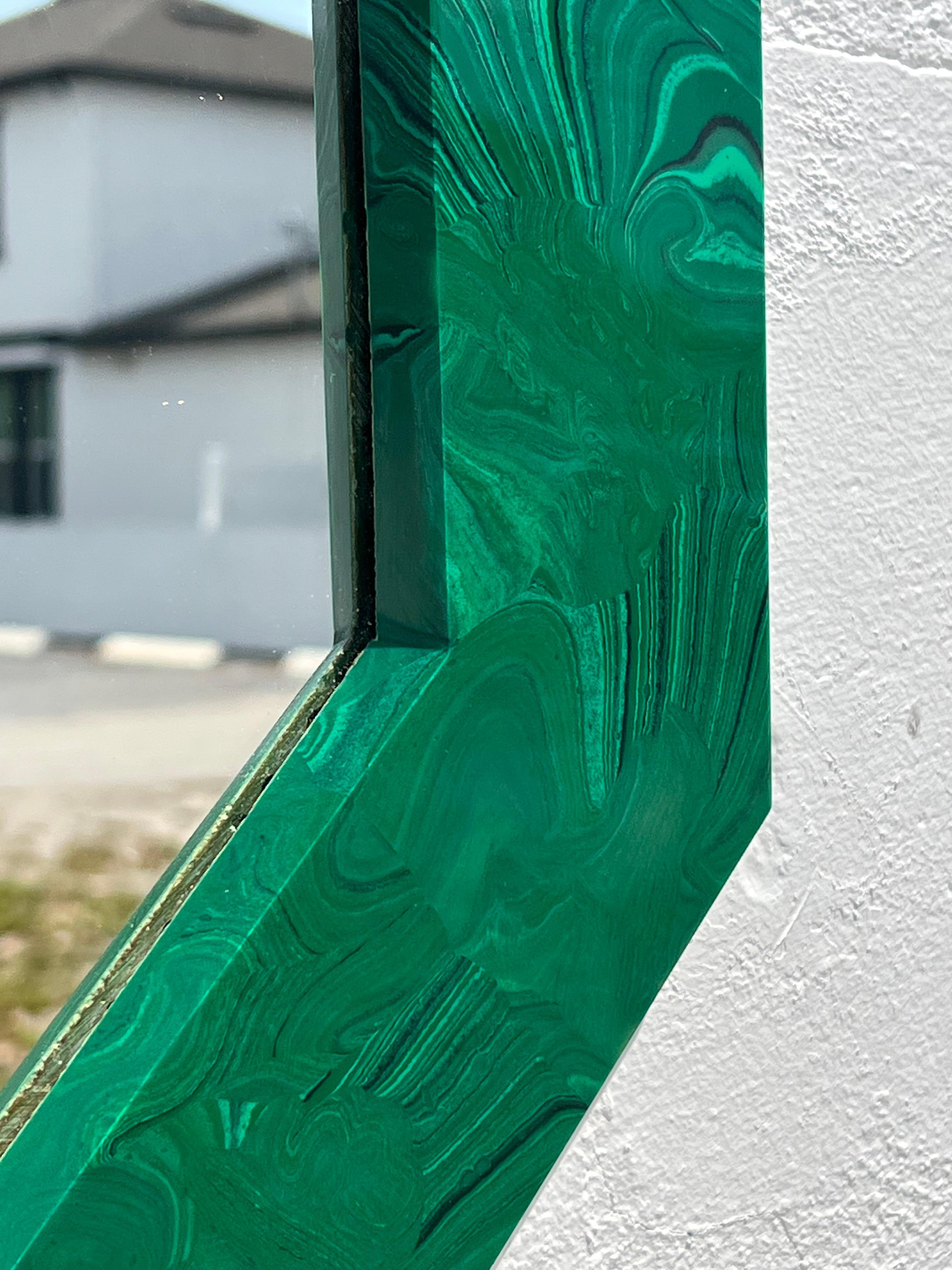Miroir octogonal en résine de malachite avec finition brillante. Vers les années 1970. Bien fait et prêt à être accroché au mur.