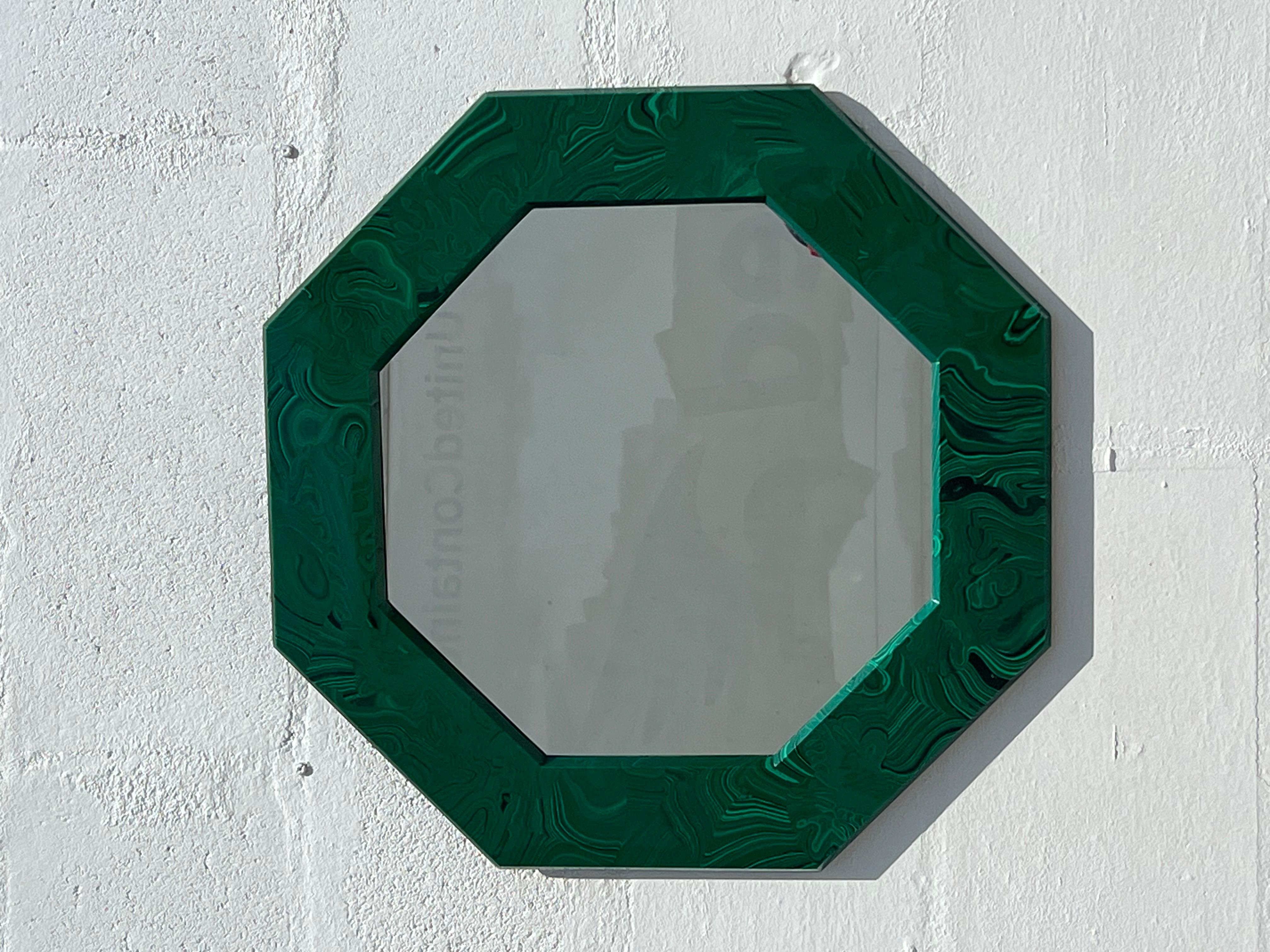 Moderne Miroir octogonal inhabituel en résine de malachite, années 1970 en vente