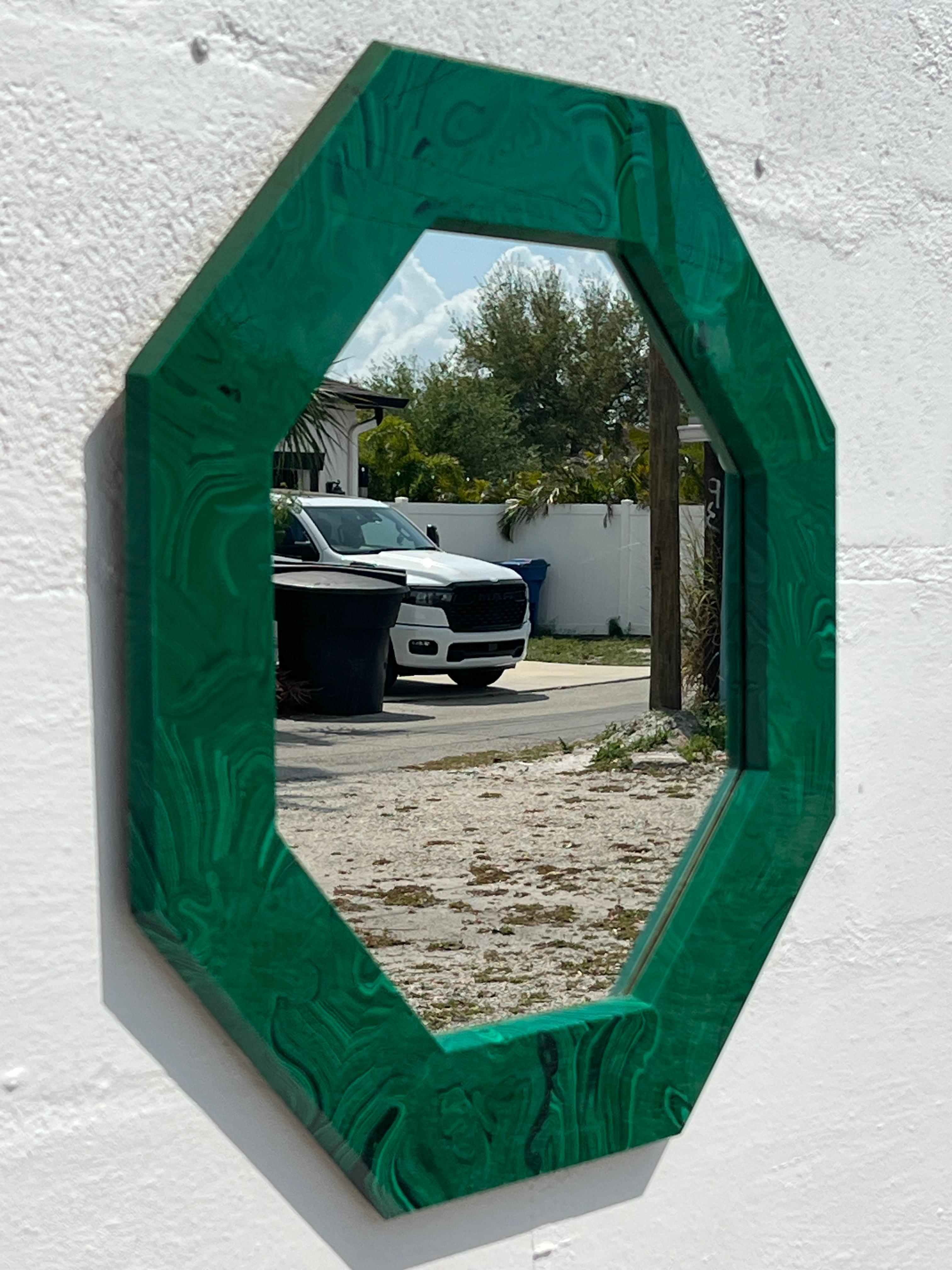 Américain Miroir octogonal inhabituel en résine de malachite, années 1970 en vente