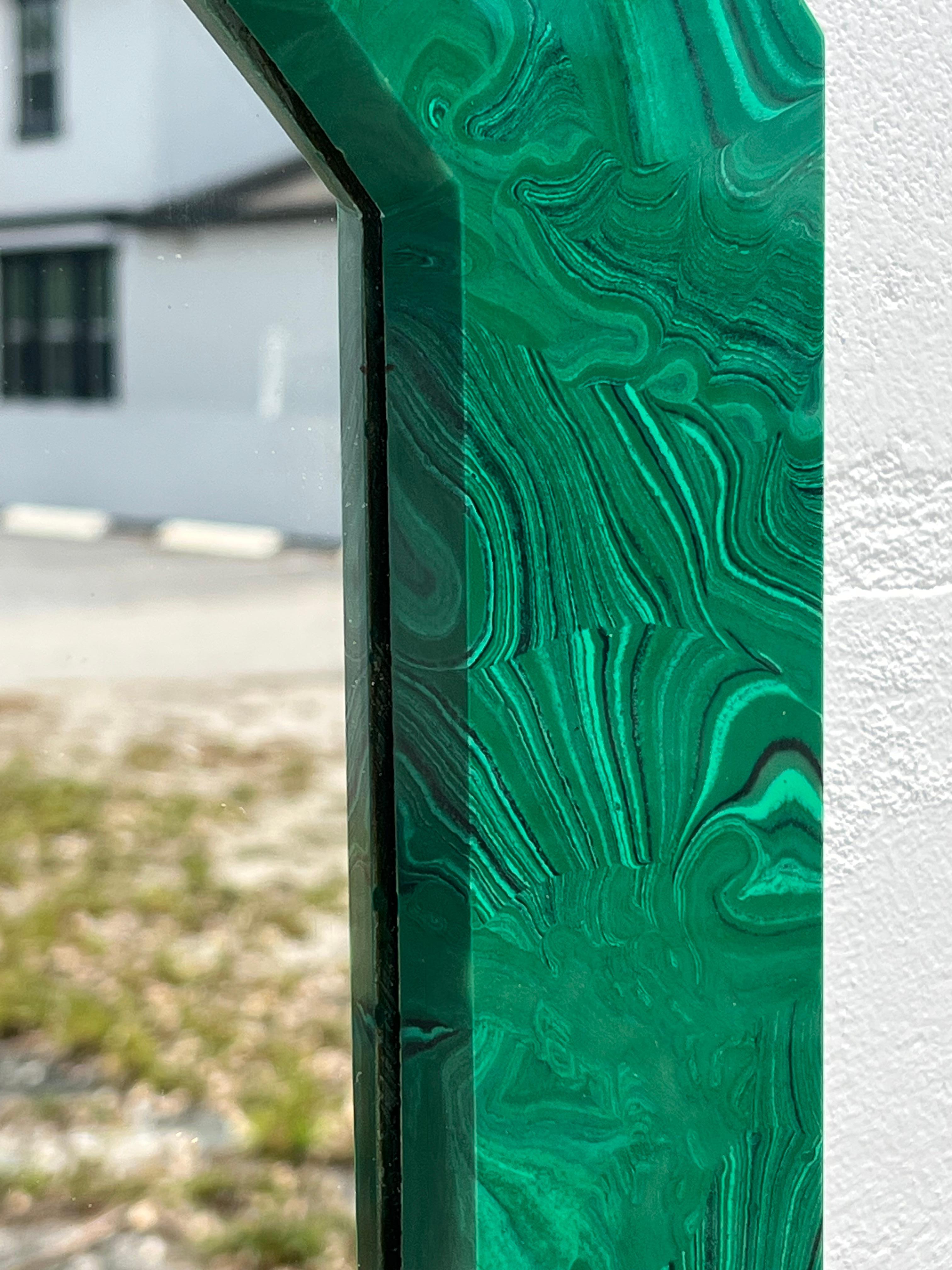Miroir octogonal inhabituel en résine de malachite, années 1970 Bon état - En vente à St.Petersburg, FL