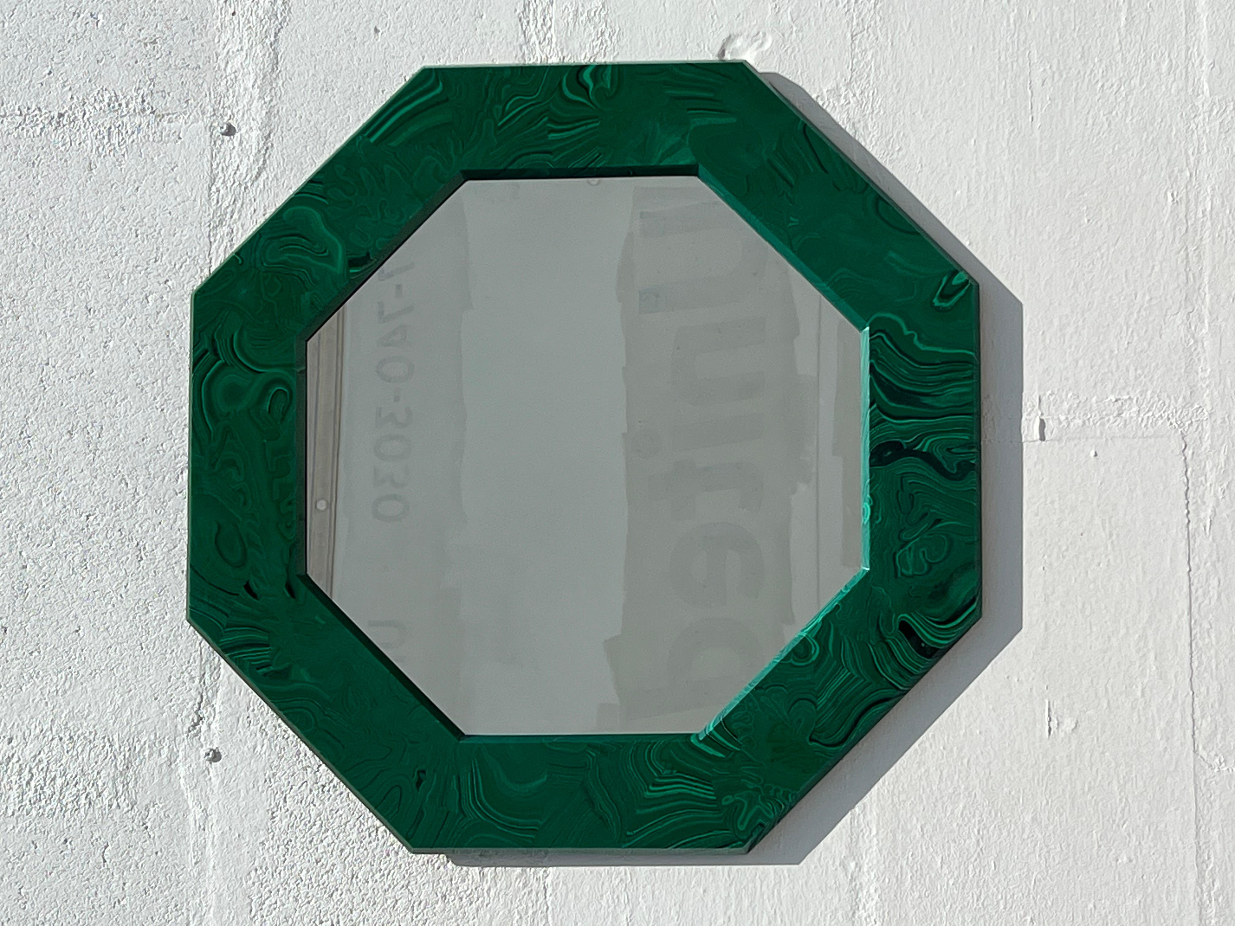Fin du 20e siècle Miroir octogonal inhabituel en résine de malachite, années 1970 en vente