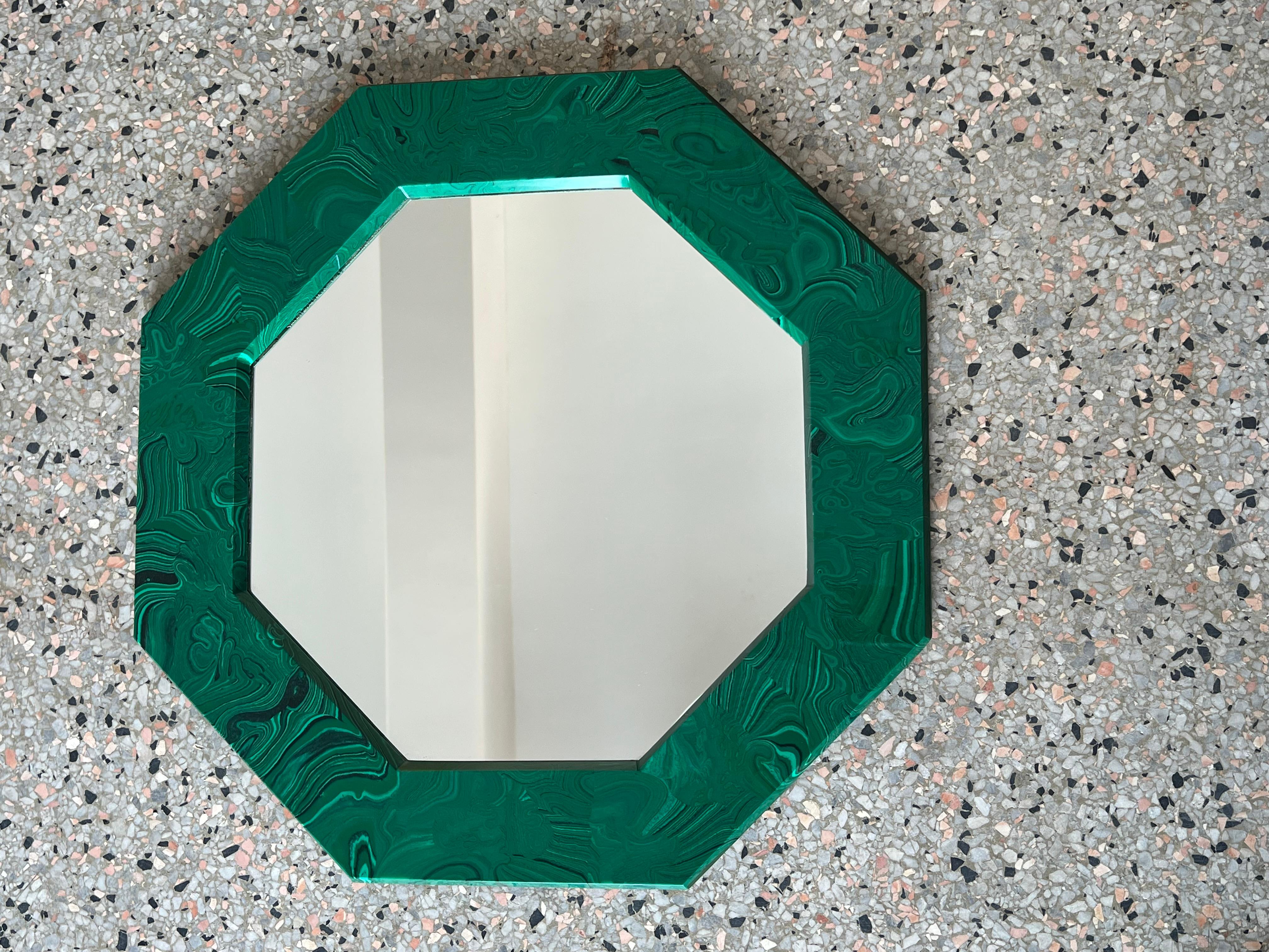 Miroir octogonal inhabituel en résine de malachite, années 1970 en vente 1
