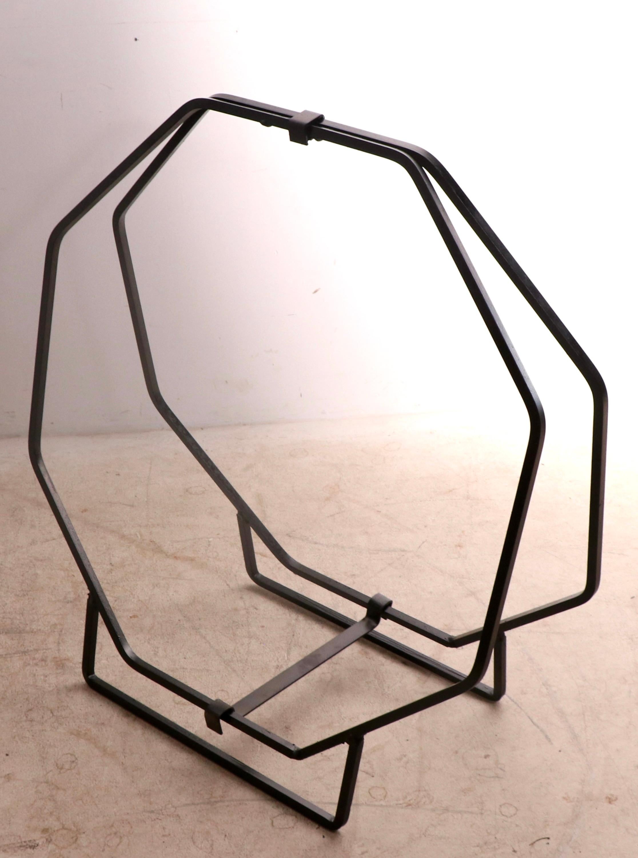 Forme octogonale inhabituelle, belle échelle utilisable, bon état de propreté, prêt à l'emploi, récemment repeint en noir. La plupart des porte-bûches MCM sont de forme circulaire, ce modèle n'est pas souvent vu sur le marché.