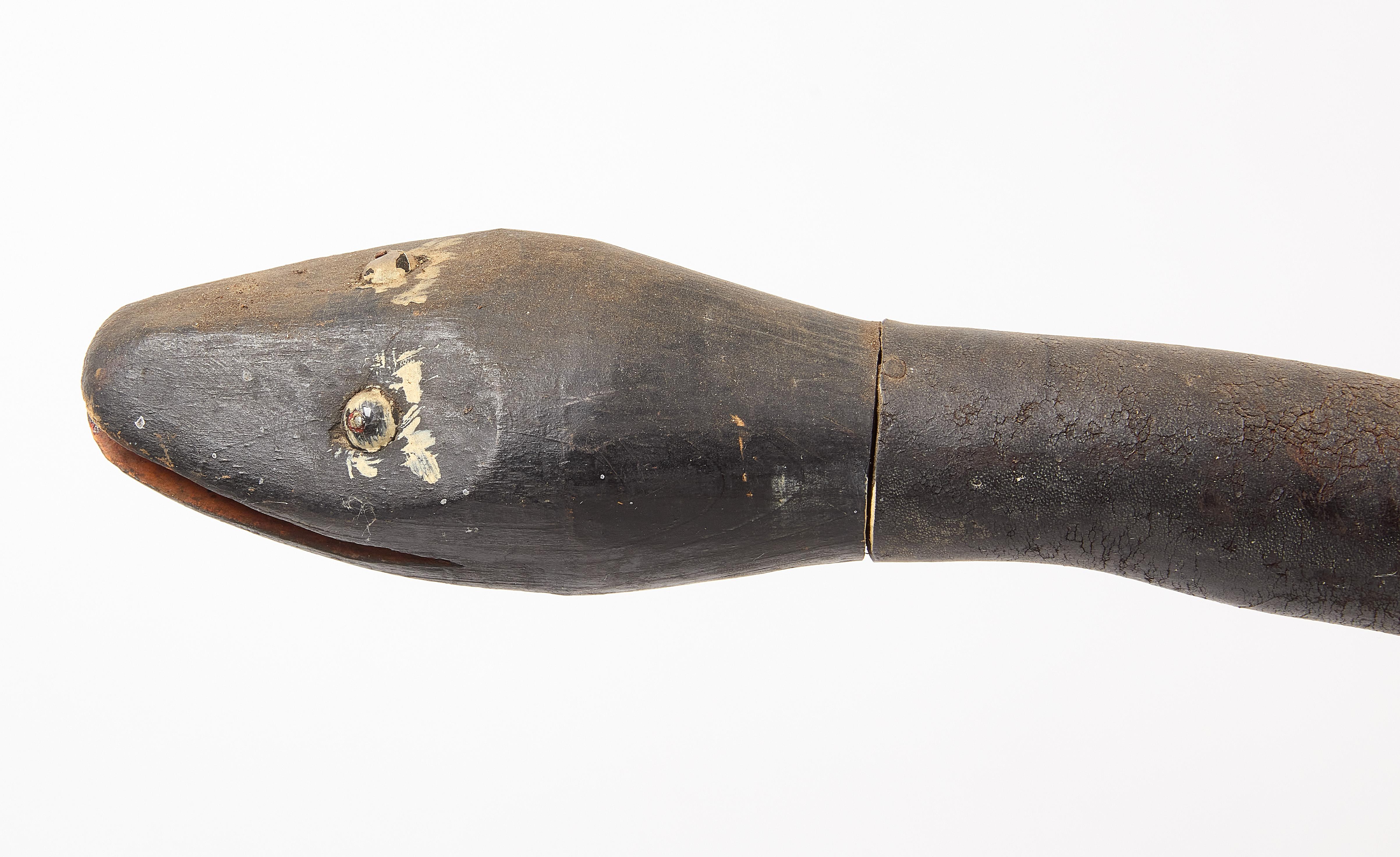 
Personnel inhabituel de serpent des Odd Fellows. Serpent en cuir cousu et bois sculpté avec peinture d'origine. Américain, fin du XIXe siècle.

H 79