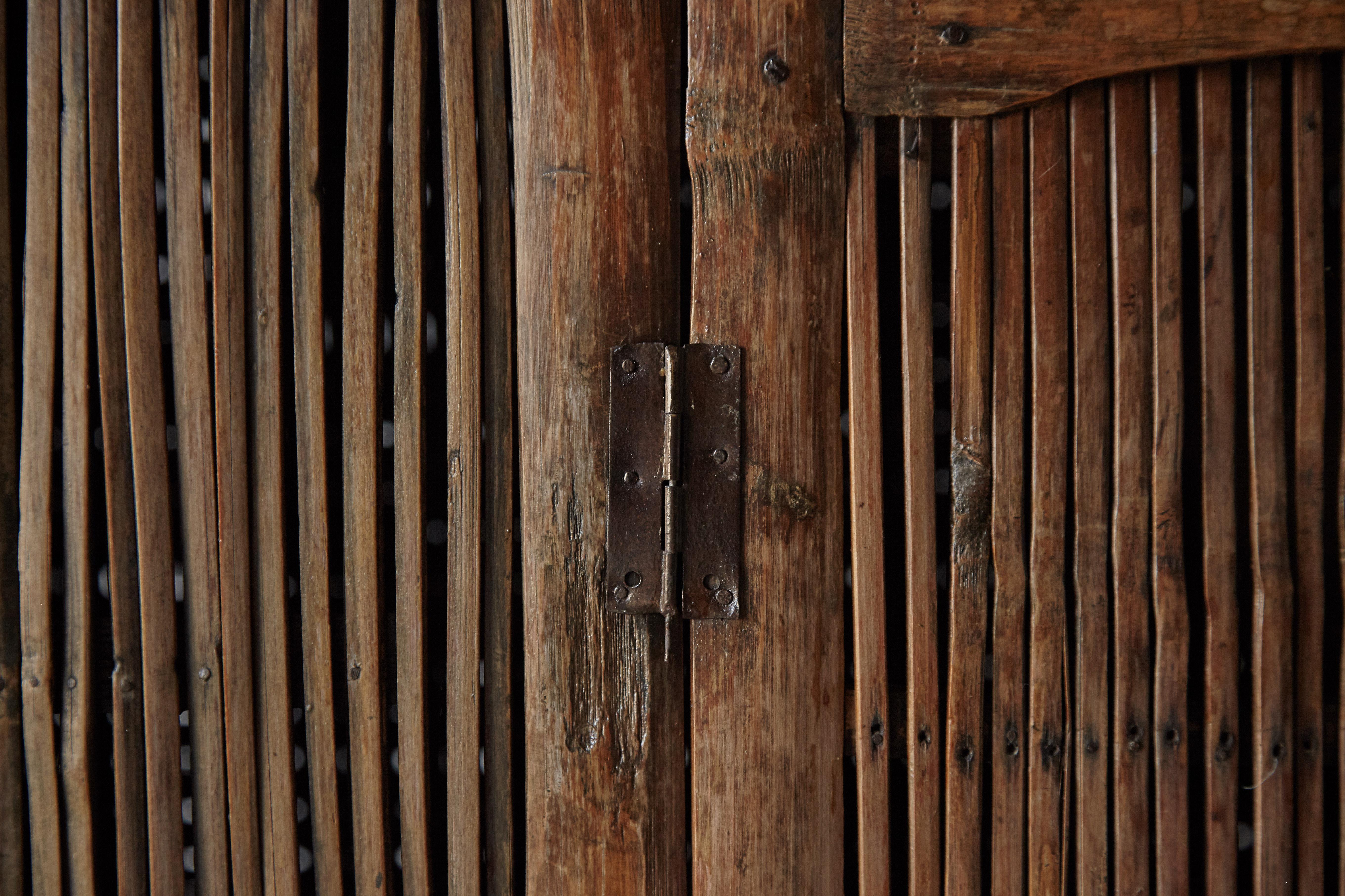 Ungewöhnlicher alter Bambus-Schrank (Primitiv) im Angebot
