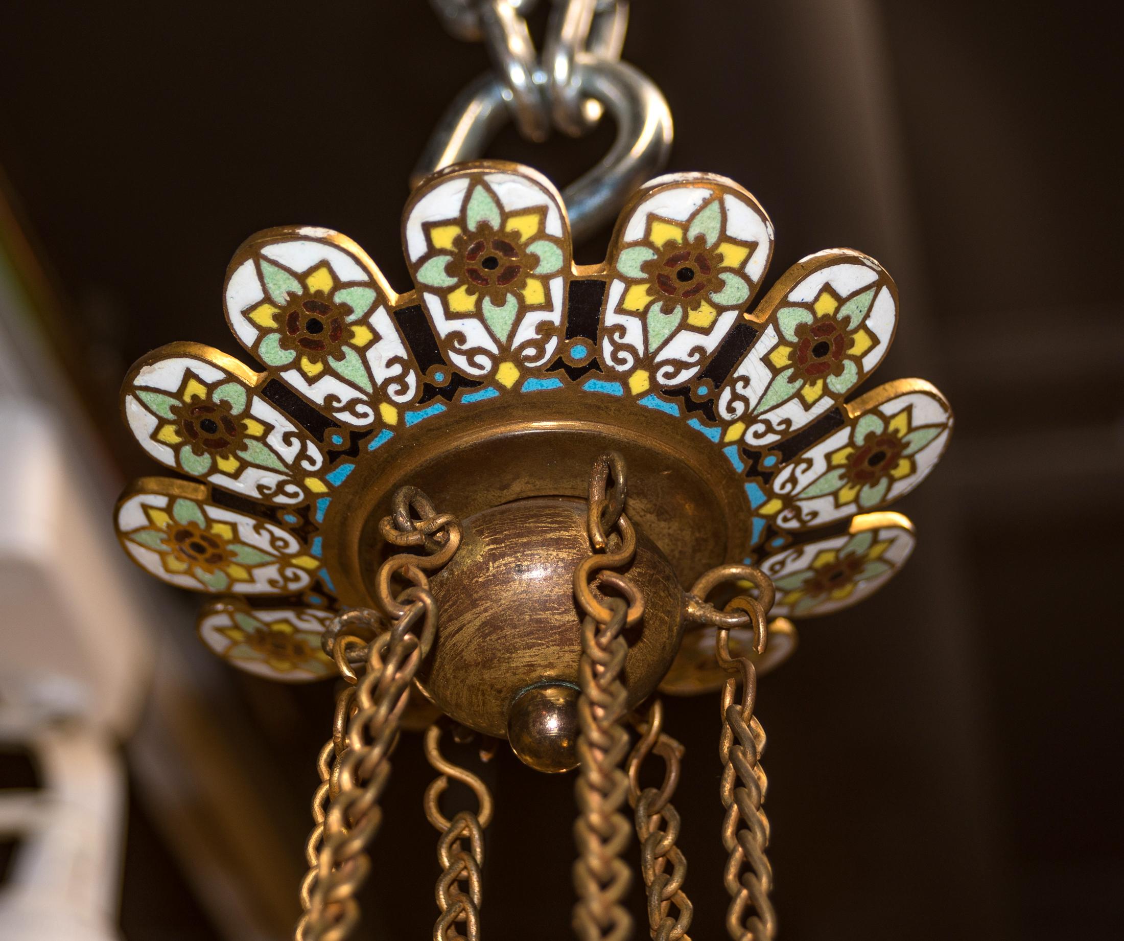 Außergewöhnlicher orientalischer vergoldeter und mit Emaille verzierter Kronleuchter mit sechs Lichtern (Bronze)