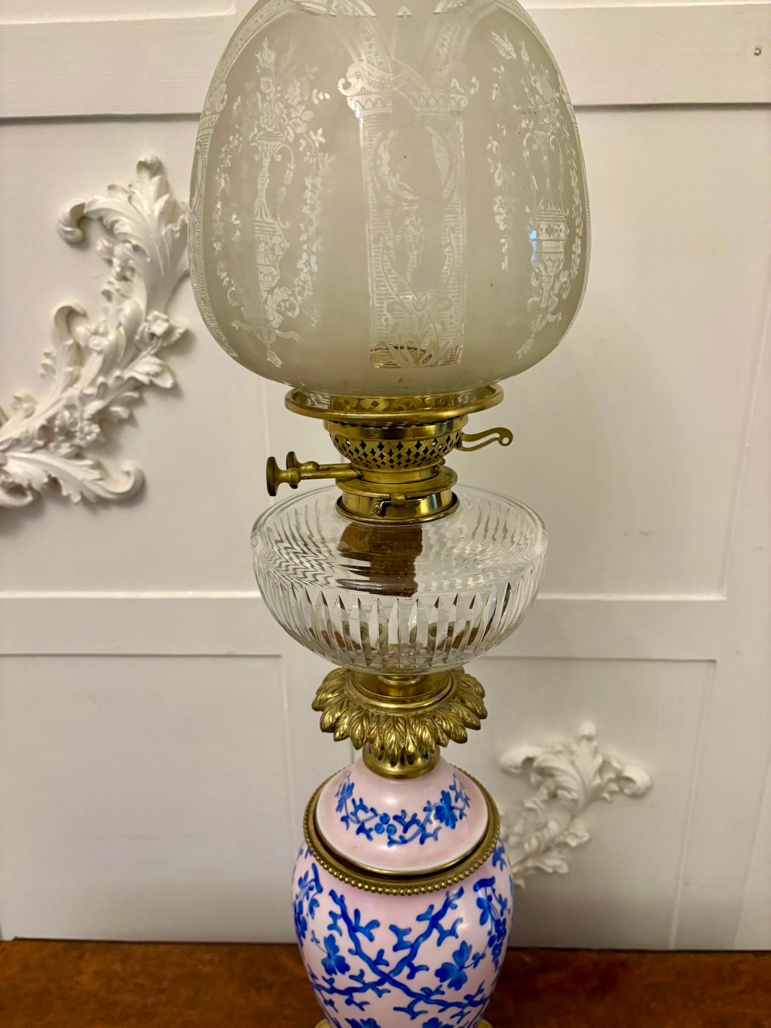 Grande lampe à huile ancienne en porcelaine victorienne d'une qualité exceptionnelle et inhabituelle en vente 3