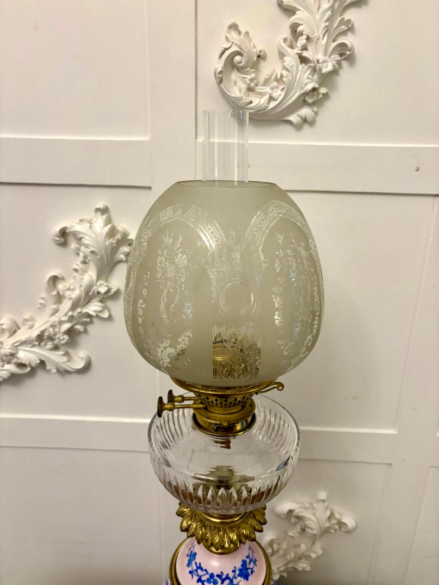 Grande lampe à huile ancienne en porcelaine victorienne d'une qualité exceptionnelle et inhabituelle en vente 4