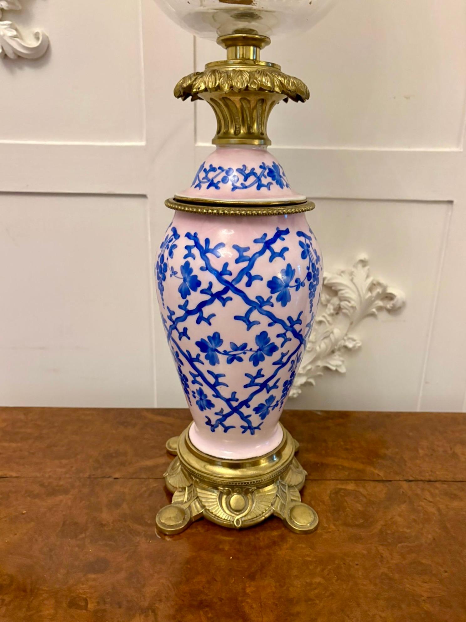 Grande lampe à huile ancienne en porcelaine victorienne d'une qualité exceptionnelle et inhabituelle en vente 5