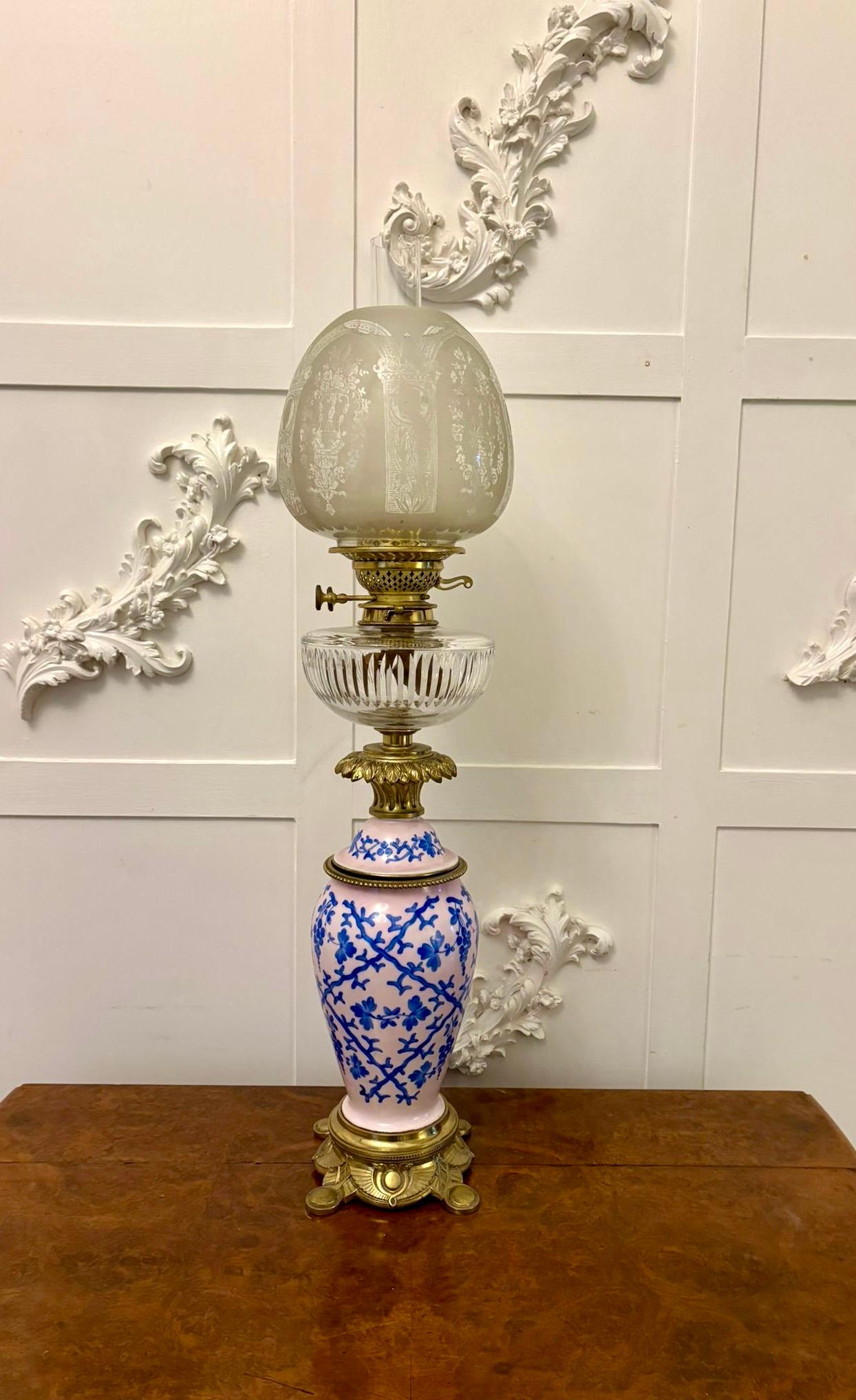 Grande lampe à huile ancienne en porcelaine victorienne d'une qualité exceptionnelle et inhabituelle en vente 6
