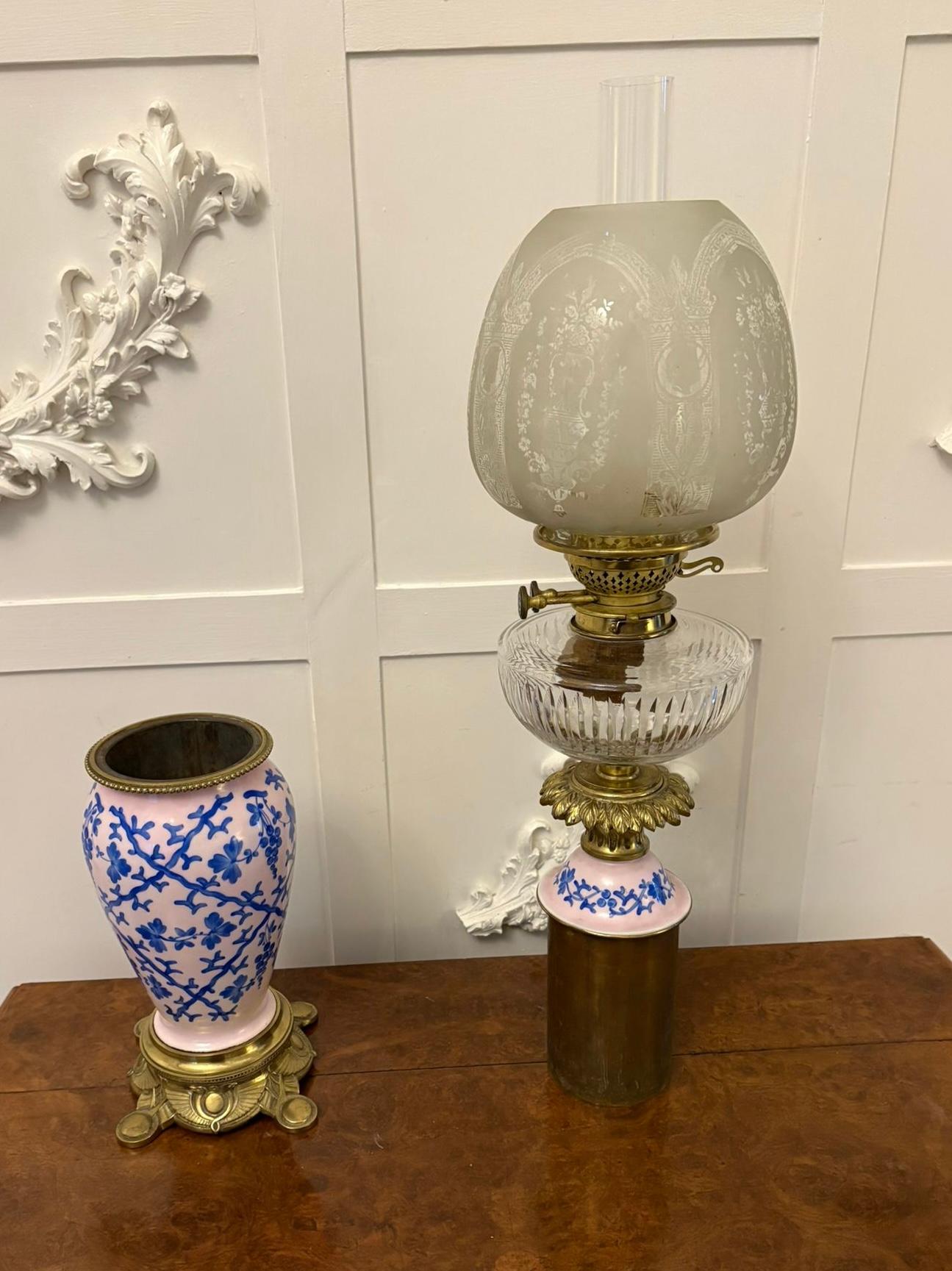 Inhabituelle lampe à huile en porcelaine victorienne de qualité exceptionnelle, avec son abat-jour en verre gravé et sa cheminée d'origine,  double brûleur en laiton,  La fonte en verre est soutenue par une armature en laiton ornée au-dessus d'un