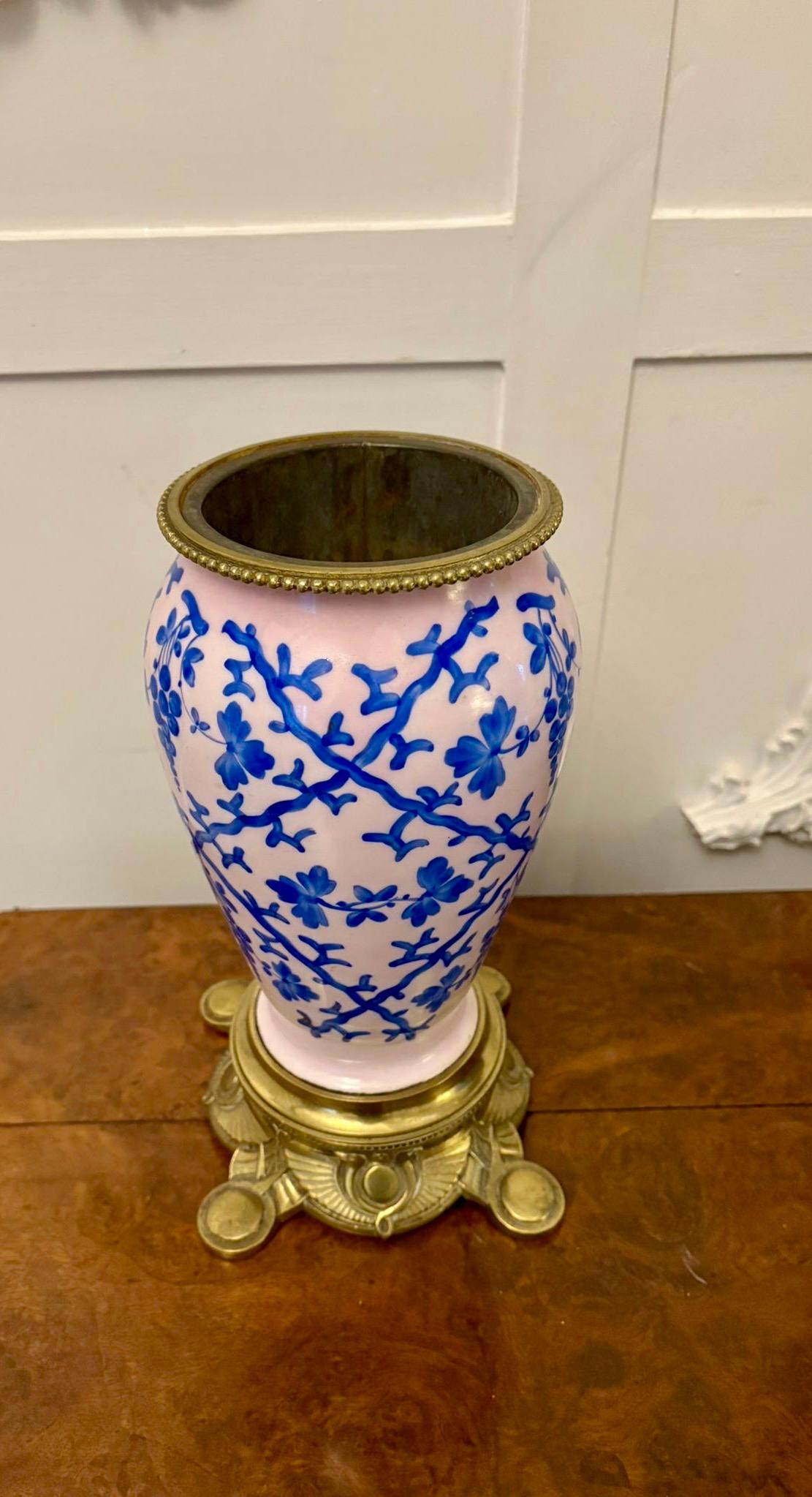 Anglais Grande lampe à huile ancienne en porcelaine victorienne d'une qualité exceptionnelle et inhabituelle en vente