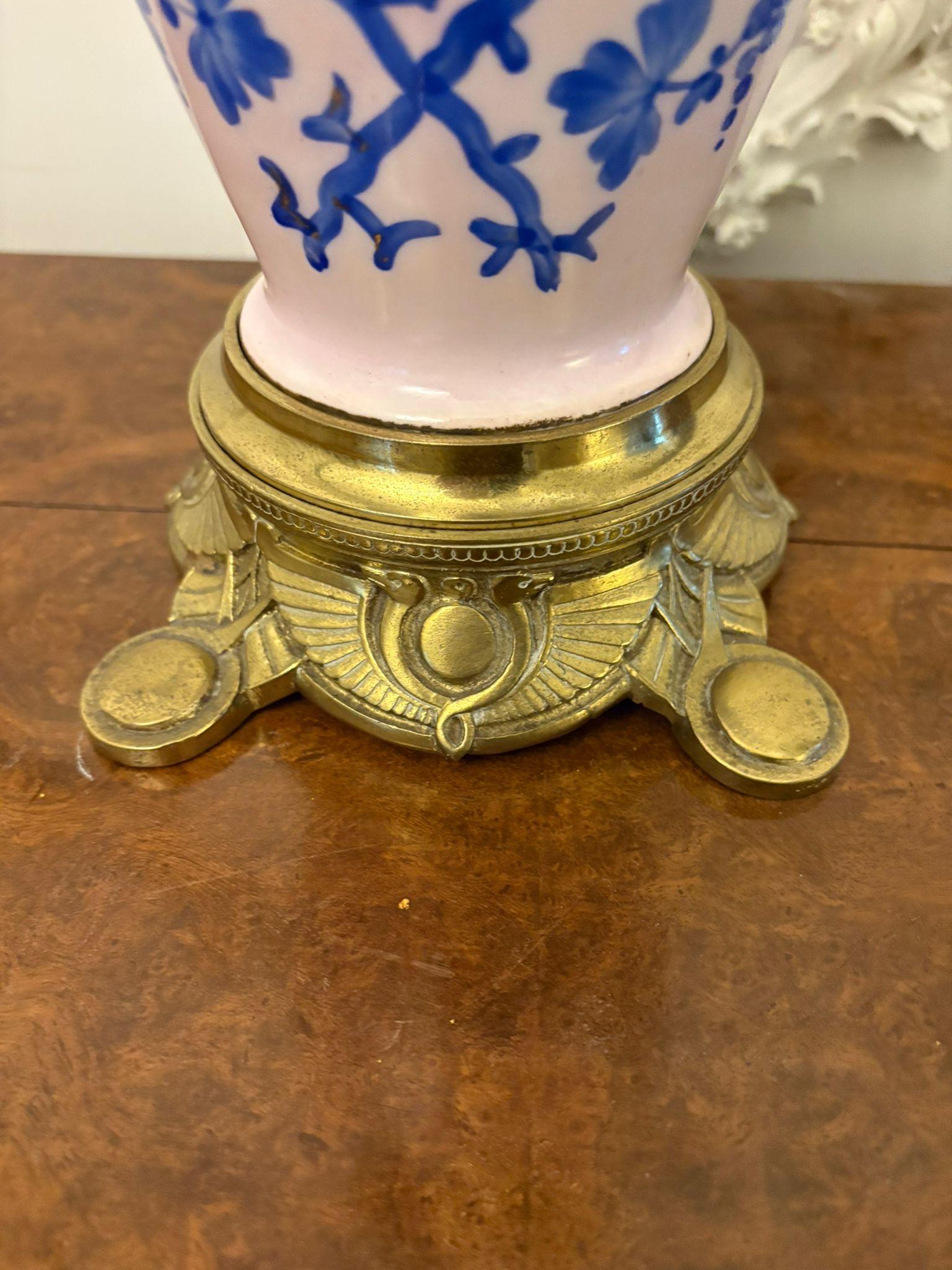Grande lampe à huile ancienne en porcelaine victorienne d'une qualité exceptionnelle et inhabituelle Bon état - En vente à Suffolk, GB
