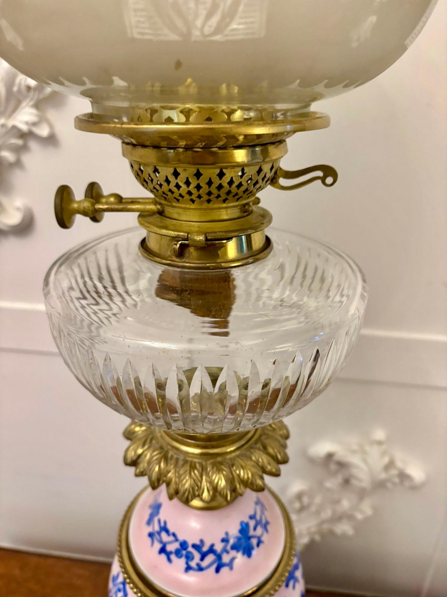XIXe siècle Grande lampe à huile ancienne en porcelaine victorienne d'une qualité exceptionnelle et inhabituelle en vente