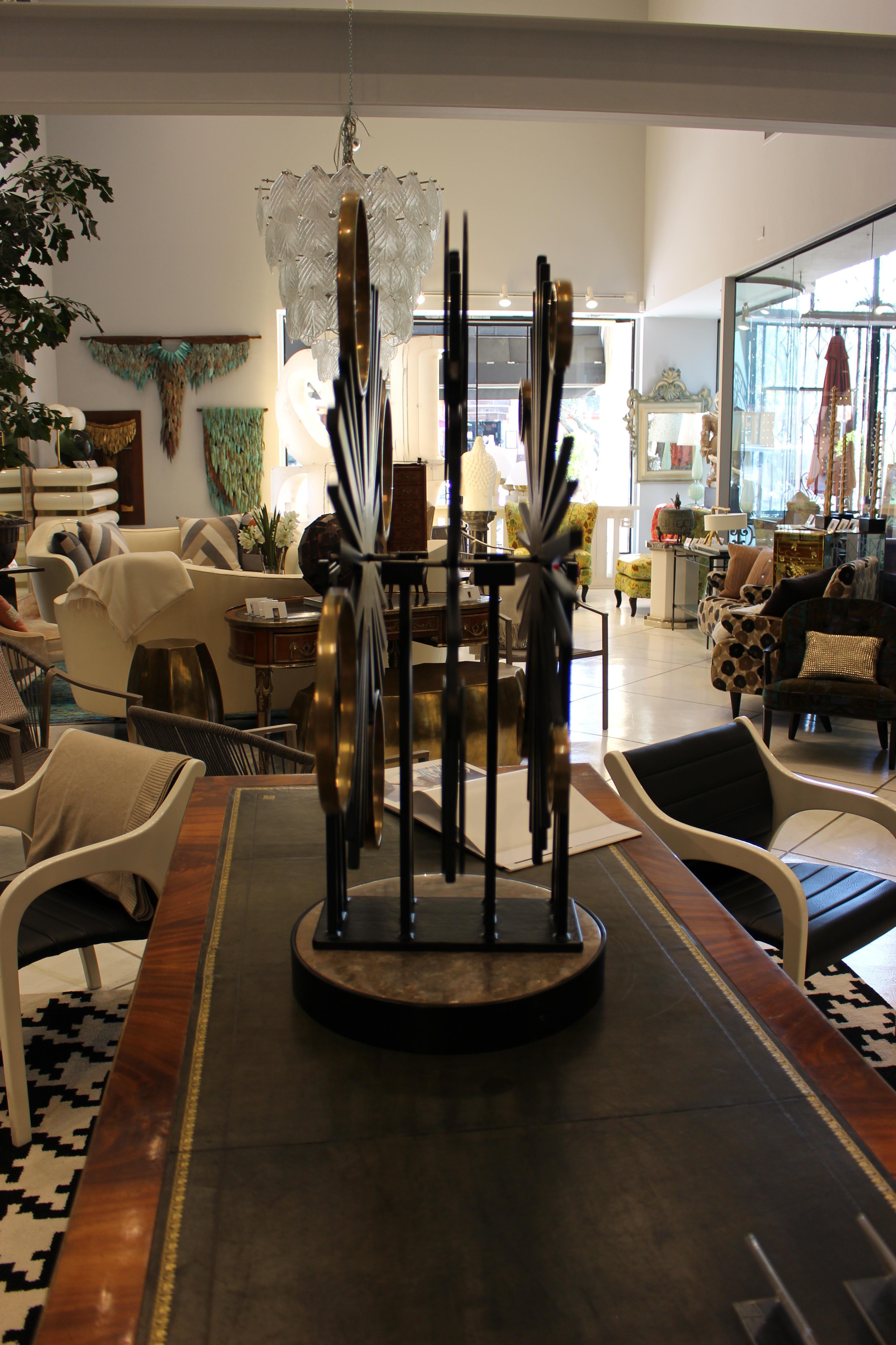Insolita scultura cinetica in bronzo dipinto e ottone su base di granito firmata In condizioni buone in vendita a Palm Desert, CA