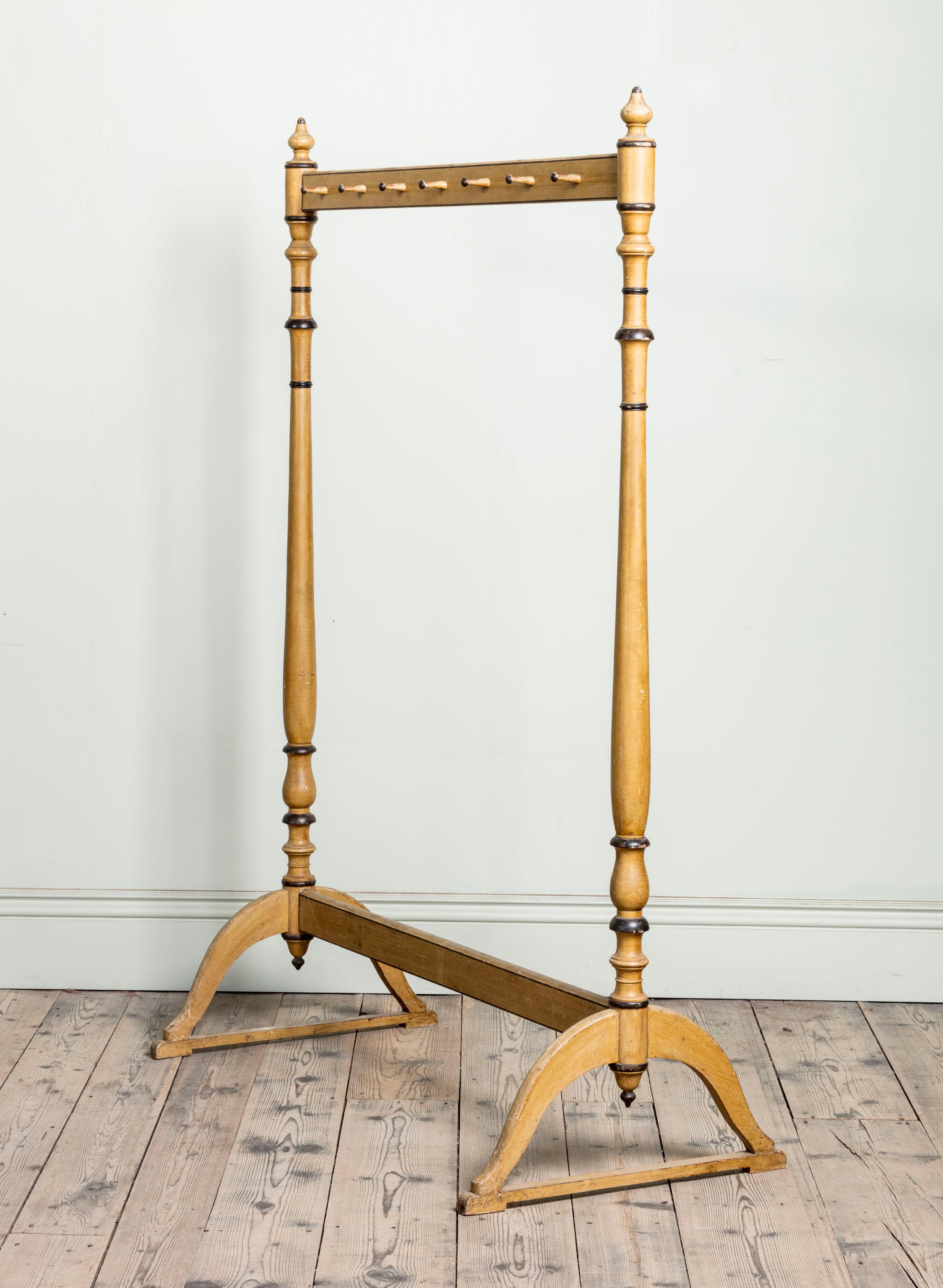 Un insolito appendiabiti dipinto del XIX secolo con montanti torniti e basi a cavalletto, con sette pioli. Inglese, 1850 circa

Informazioni aggiuntive:
Dimensioni: Altezza: 192 cm, 75 5/8″
Larghezza: 128 cm, 50 3/8″
Profondità: 66 cm, 26″