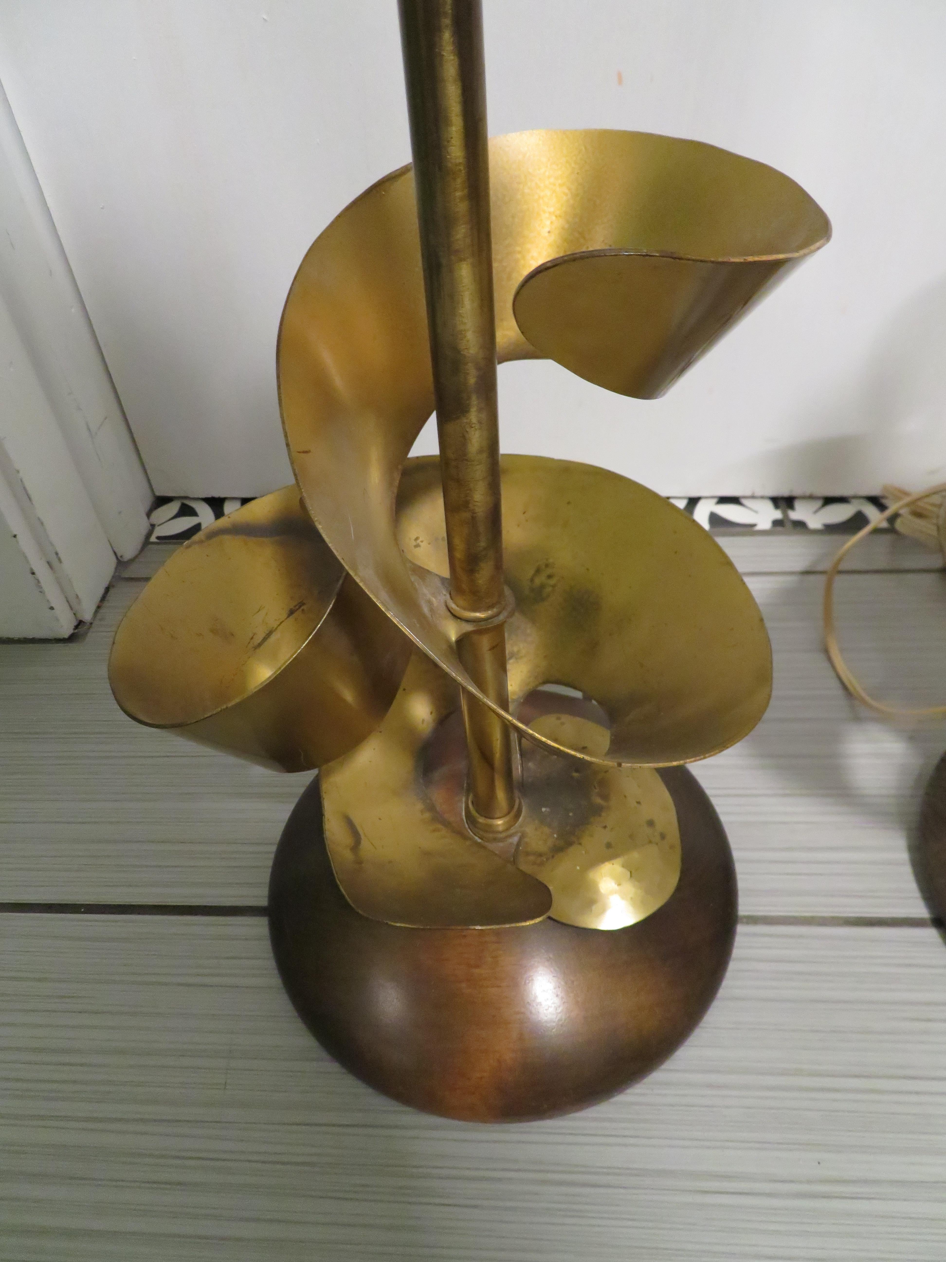 Außergewöhnliches Paar abstrakter Heifetz-Lampen aus Messing, Mid-Century Modern (Moderne der Mitte des Jahrhunderts) im Angebot