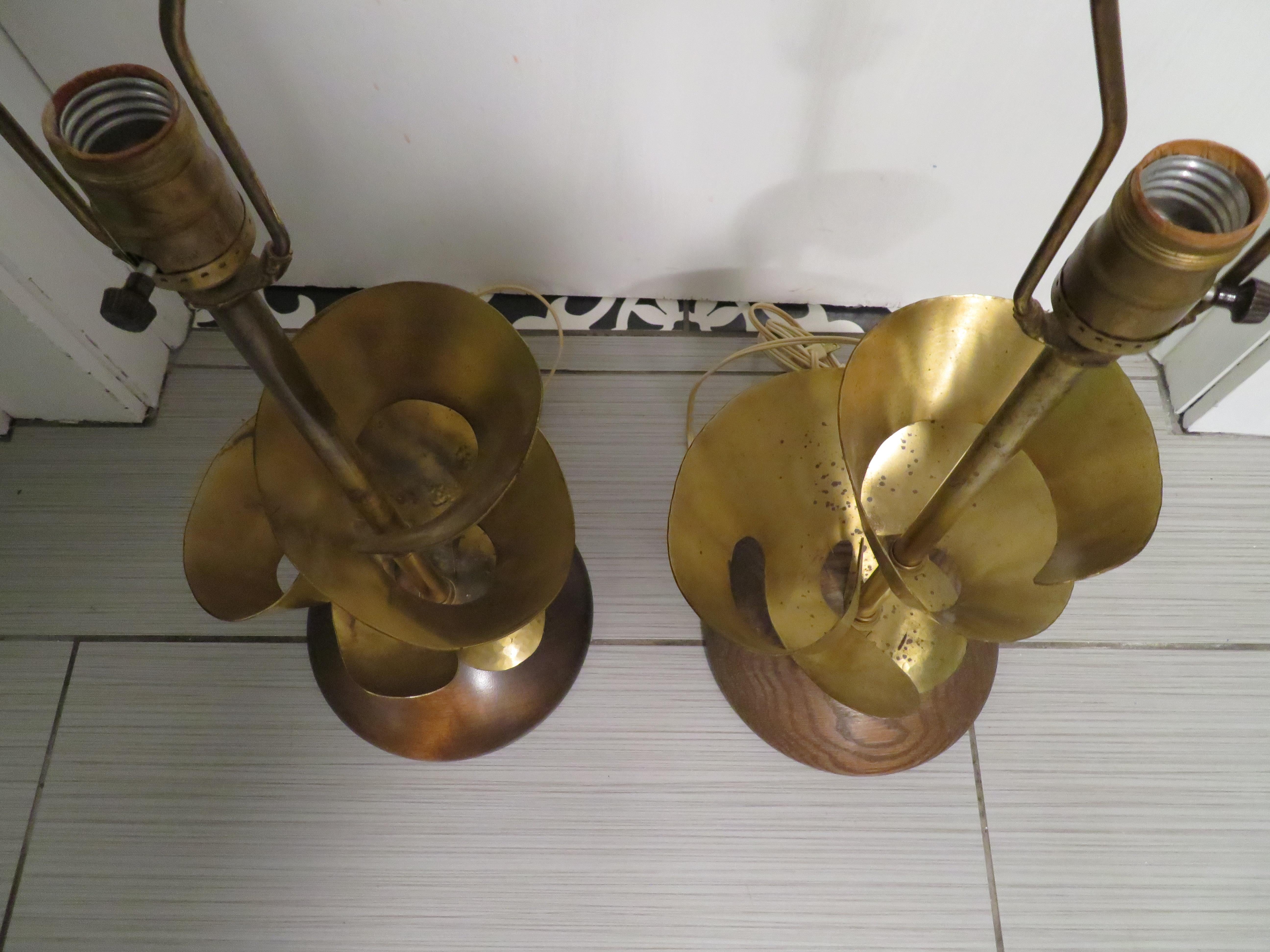 Paire inhabituelle de lampes Heifetz abstraites en laiton, mi-siècle moderne en vente 1