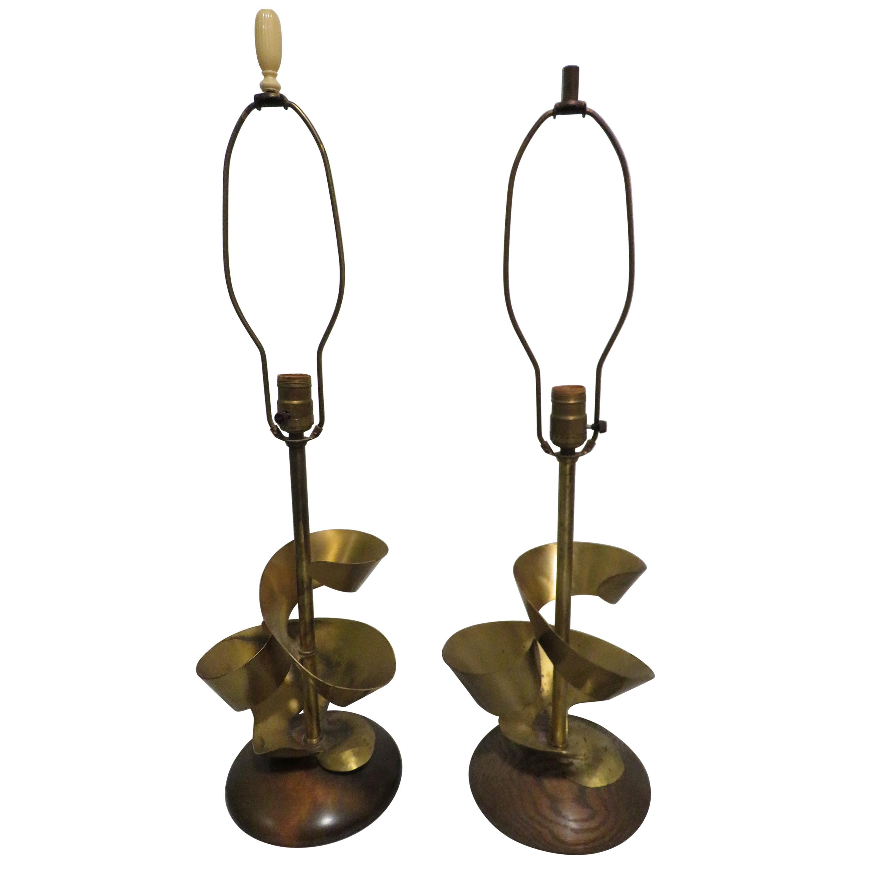 Paire inhabituelle de lampes Heifetz abstraites en laiton, mi-siècle moderne en vente