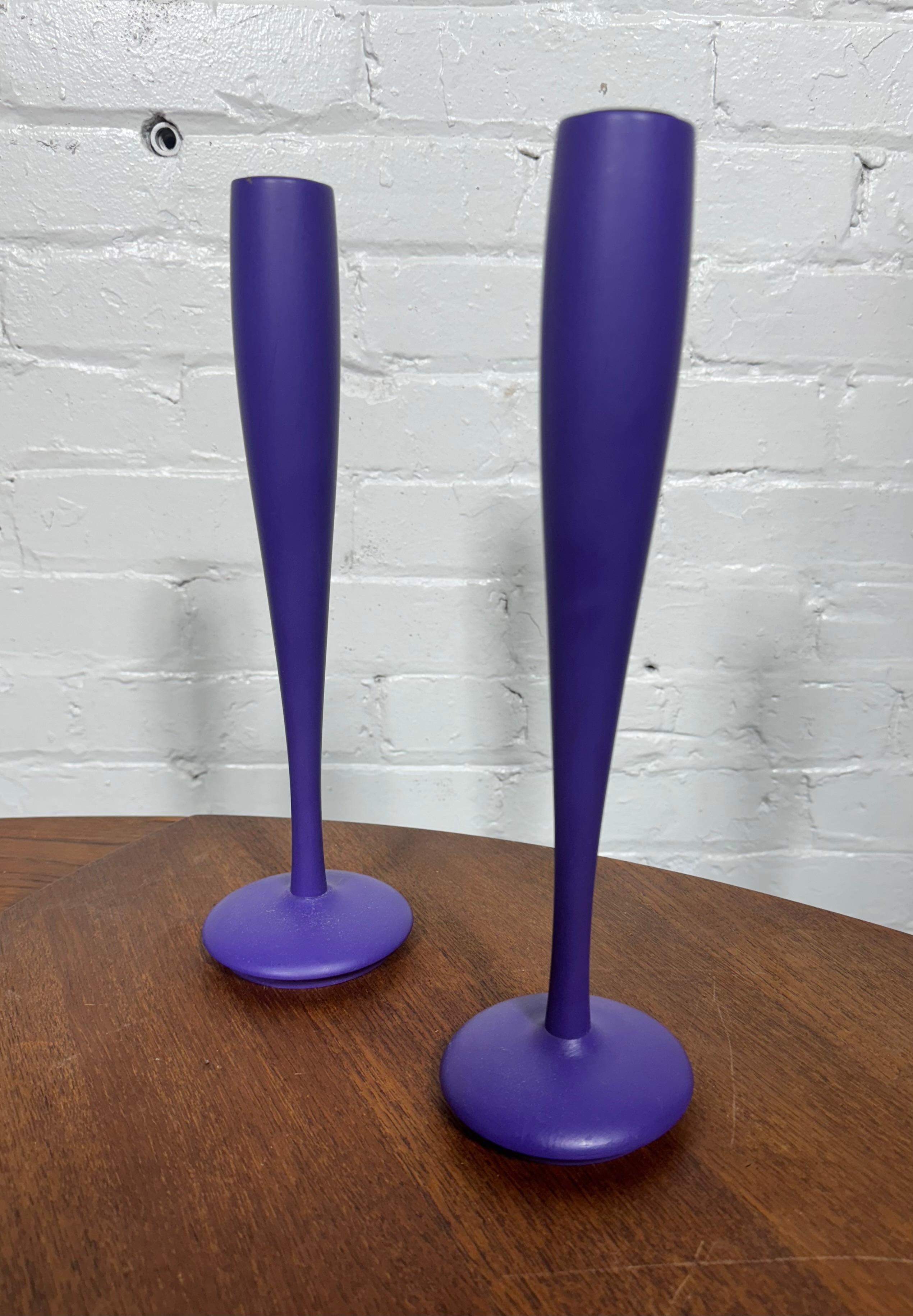 Scandinavo moderno Insolita coppia di candelieri moderni danesi di Tapio Wirkkala . Viola originale in vendita