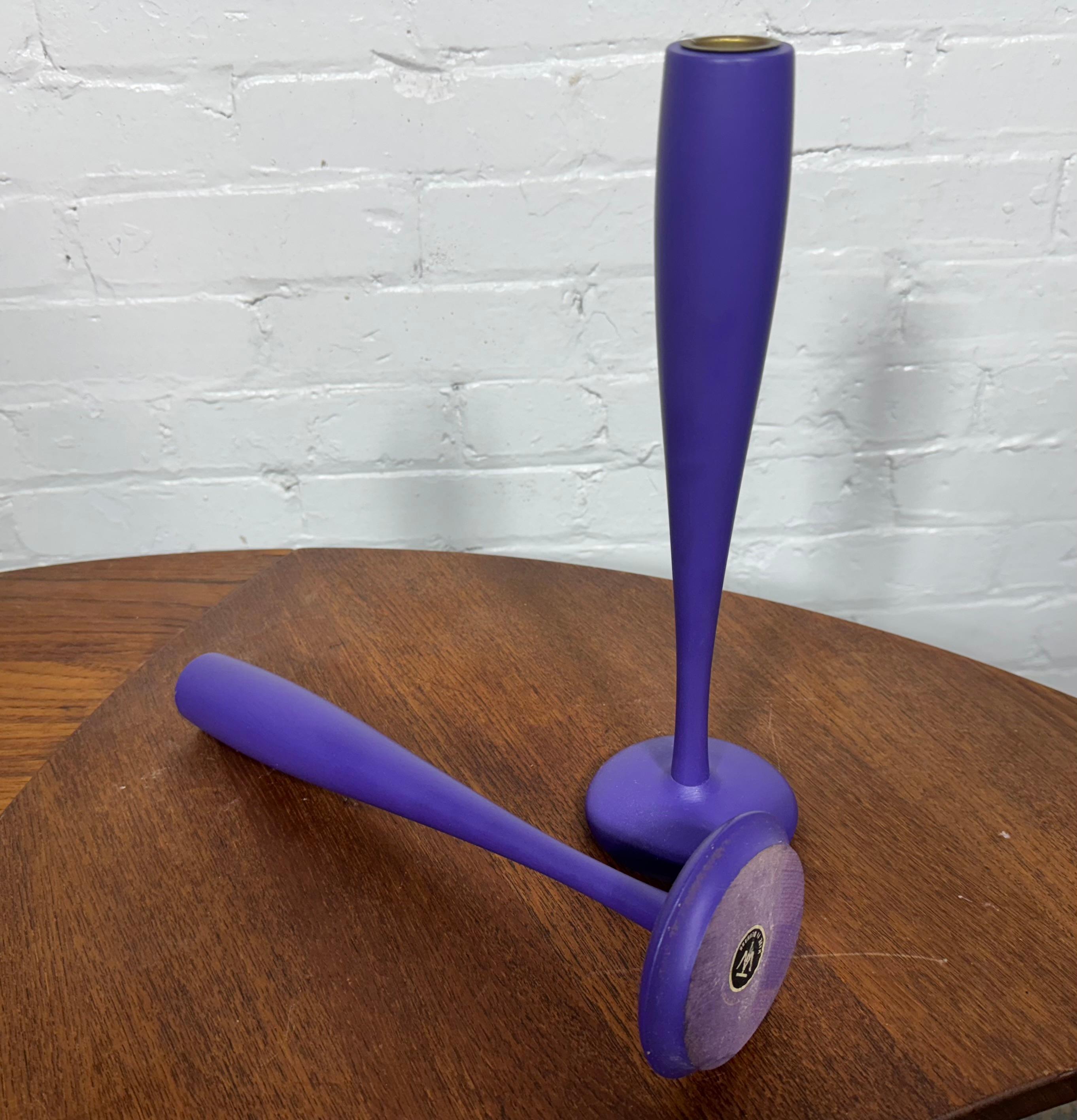 Danese Insolita coppia di candelieri moderni danesi di Tapio Wirkkala . Viola originale in vendita